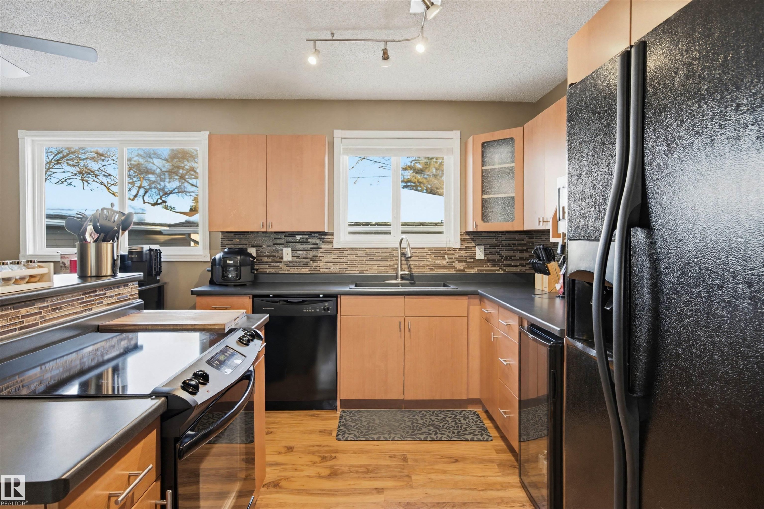 3426 120 Avenue, Edmonton, AB - Indoor Photo Showing Kitchen