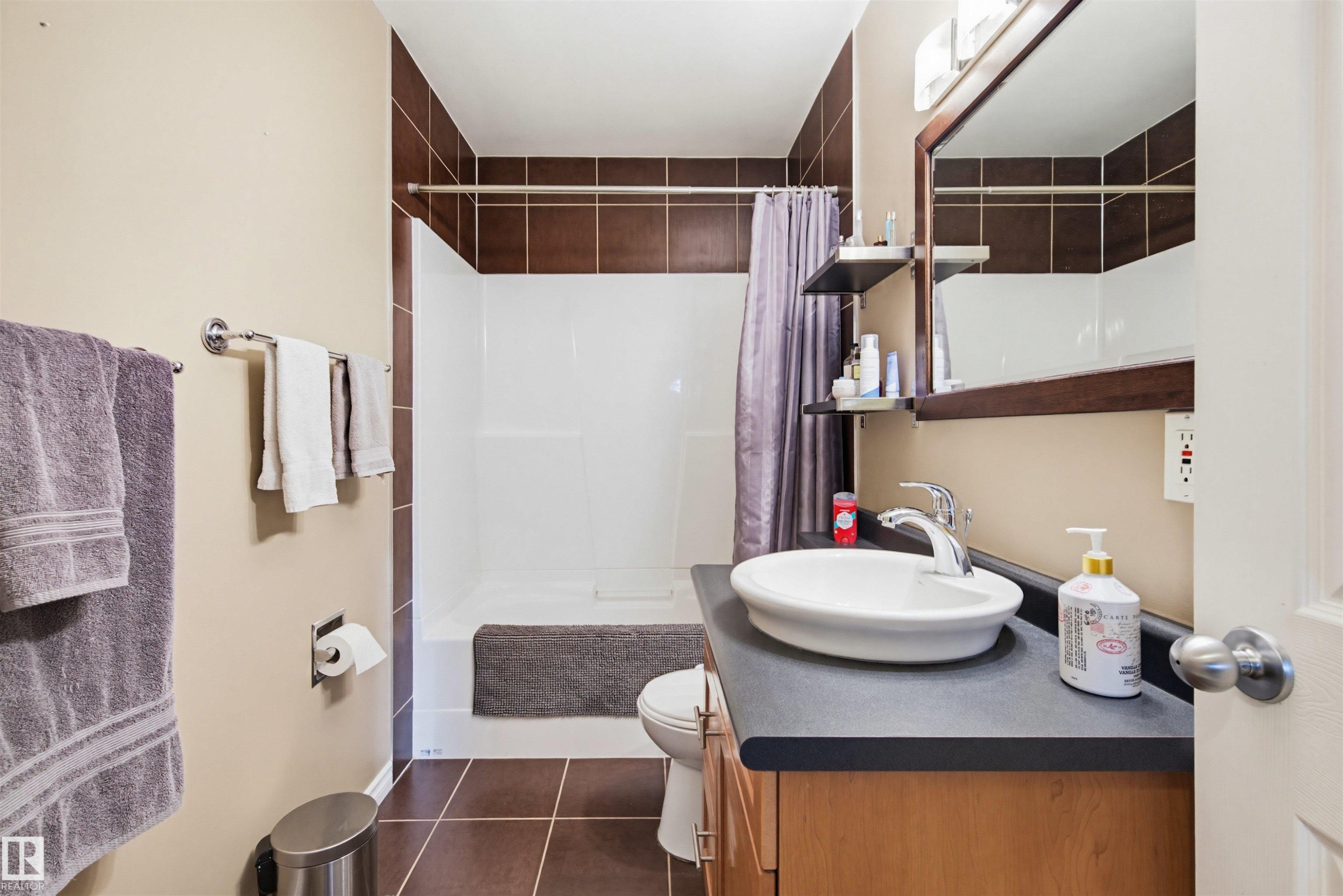 3426 120 Avenue, Edmonton, AB - Indoor Photo Showing Bathroom