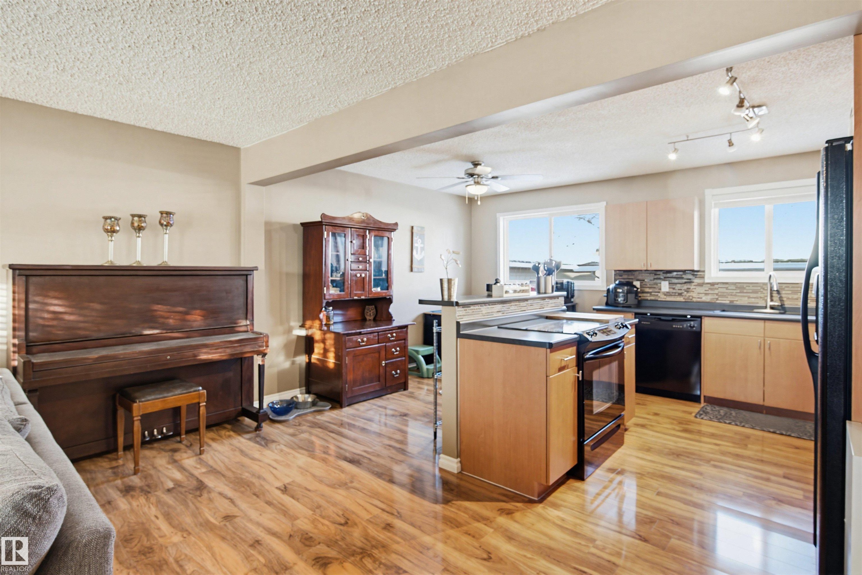 3426 120 Avenue, Edmonton, AB - Indoor Photo Showing Kitchen