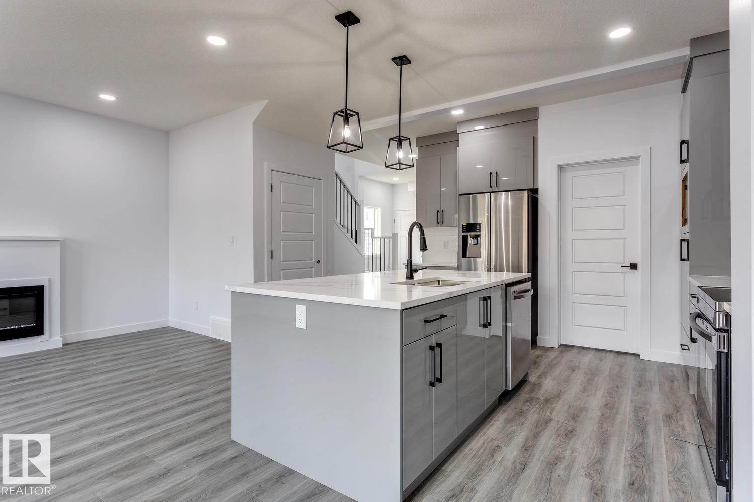 35 Caledon Crescent, Spruce Grove, AB - Indoor Photo Showing Kitchen With Upgraded Kitchen