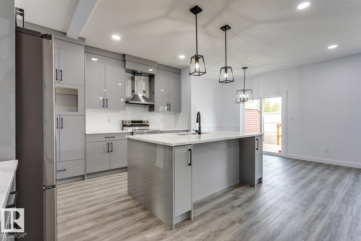 35 Caledon Crescent, Spruce Grove, AB - Indoor Photo Showing Kitchen With Upgraded Kitchen