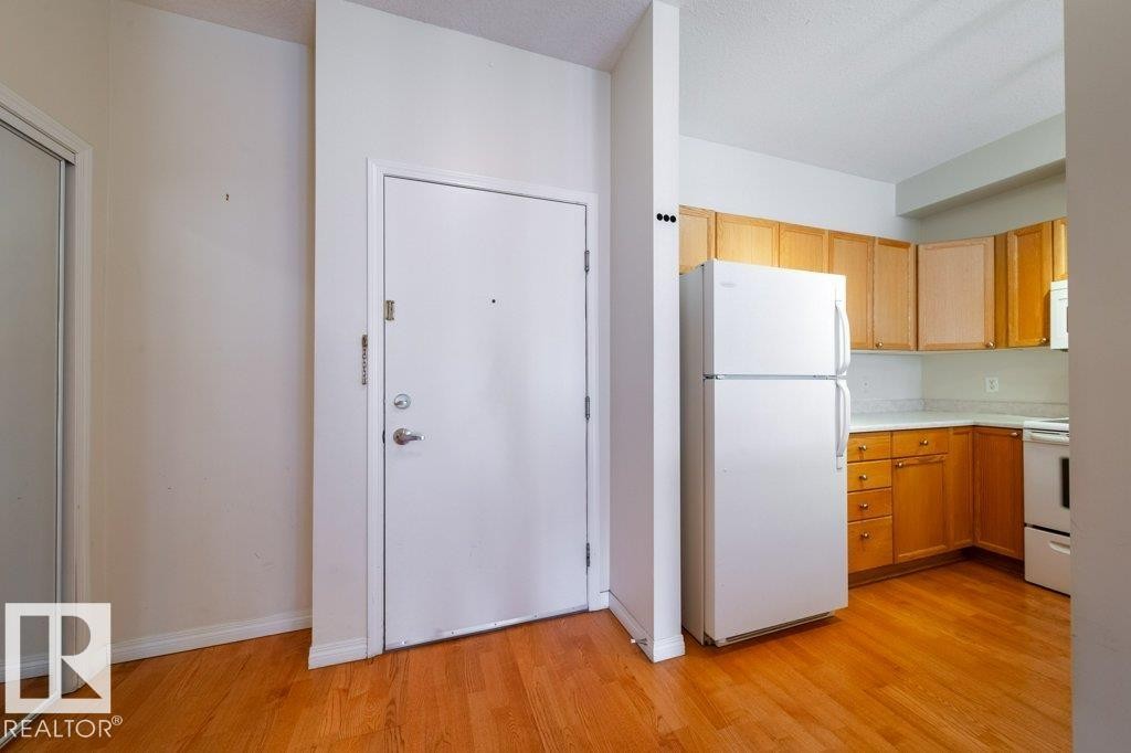 303 4304 139 Avenue, Edmonton, AB - Indoor Photo Showing Kitchen