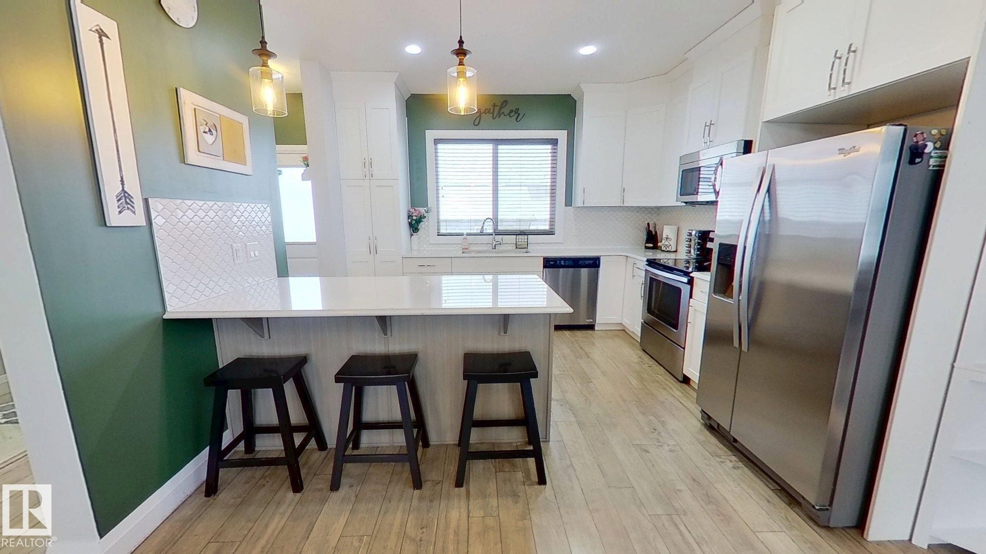 321 Pioneer Road, Spruce Grove, AB - Indoor Photo Showing Kitchen With Stainless Steel Kitchen