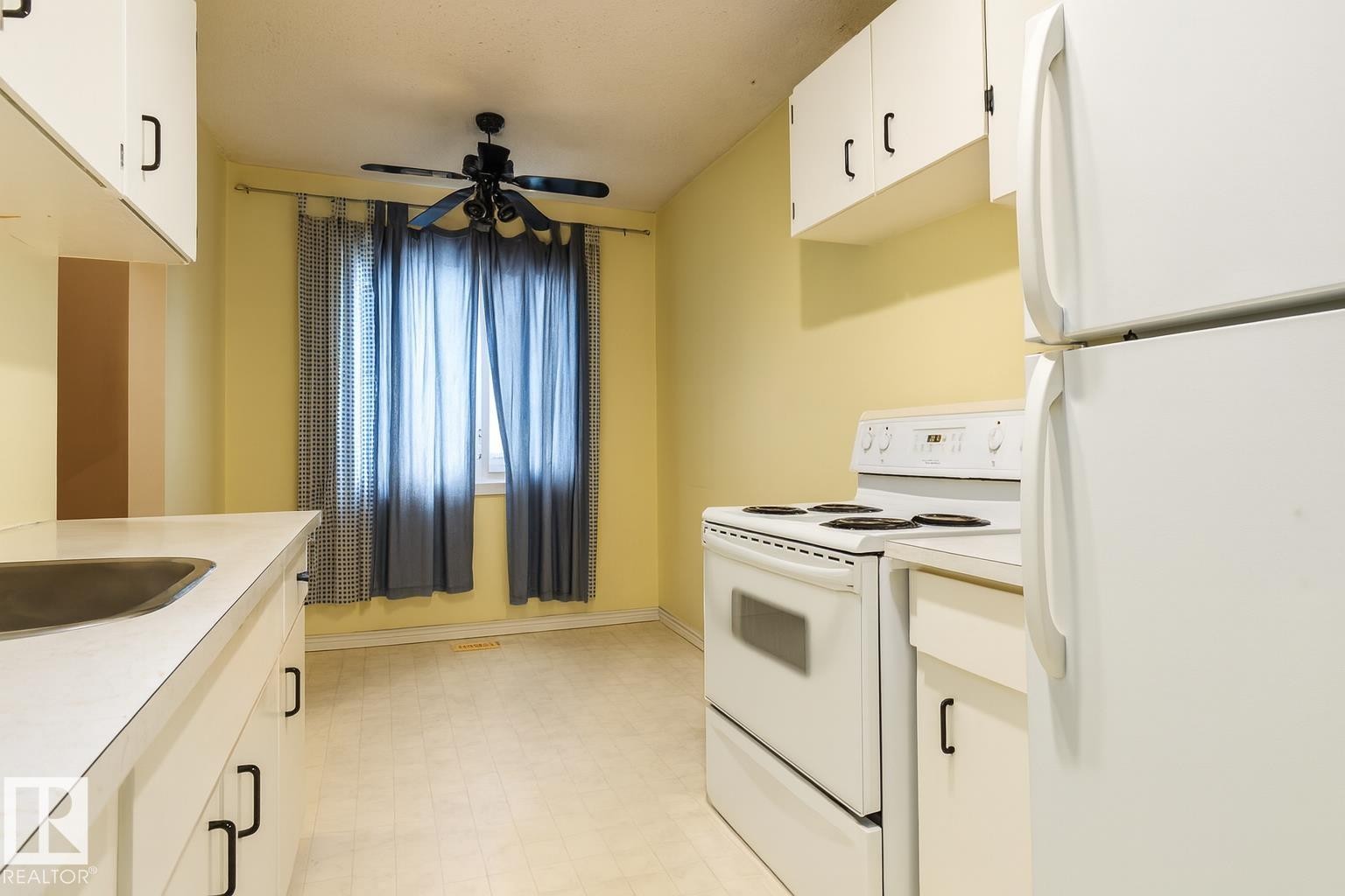 224 Callingwood Two Two, Edmonton, AB - Indoor Photo Showing Kitchen