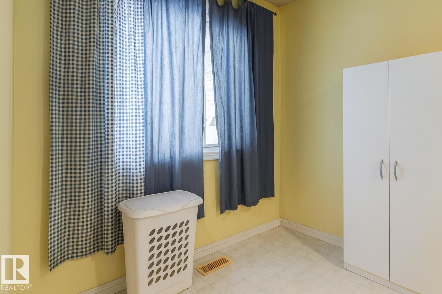 224 Callingwood Two Two, Edmonton, AB - Indoor Photo Showing Other Room