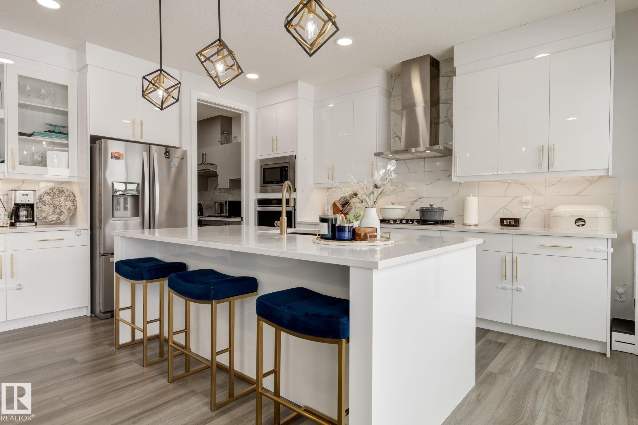 6456 King Wynd, Edmonton, AB - Indoor Photo Showing Kitchen With Upgraded Kitchen