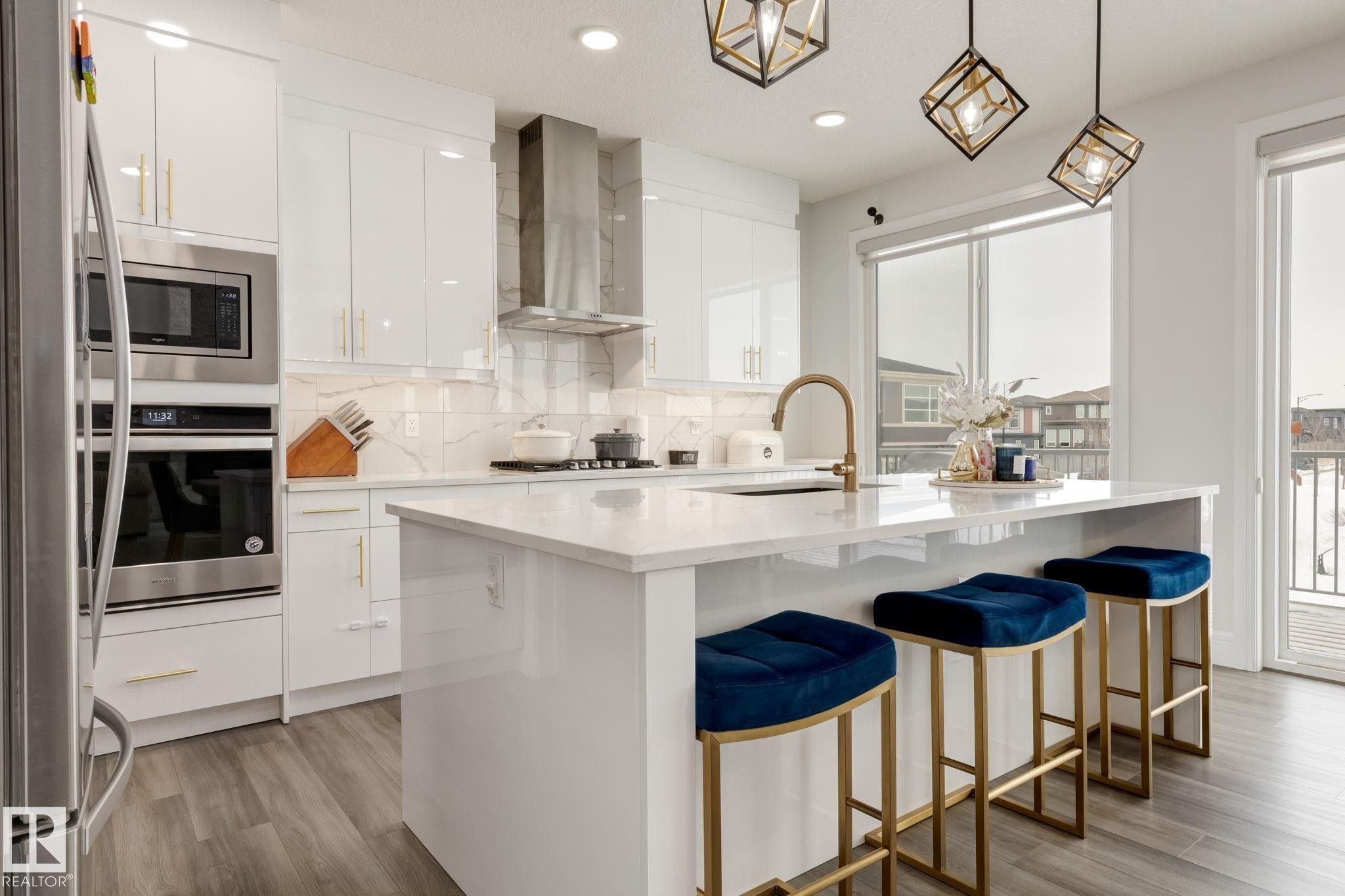 6456 King Wynd, Edmonton, AB - Indoor Photo Showing Kitchen With Upgraded Kitchen