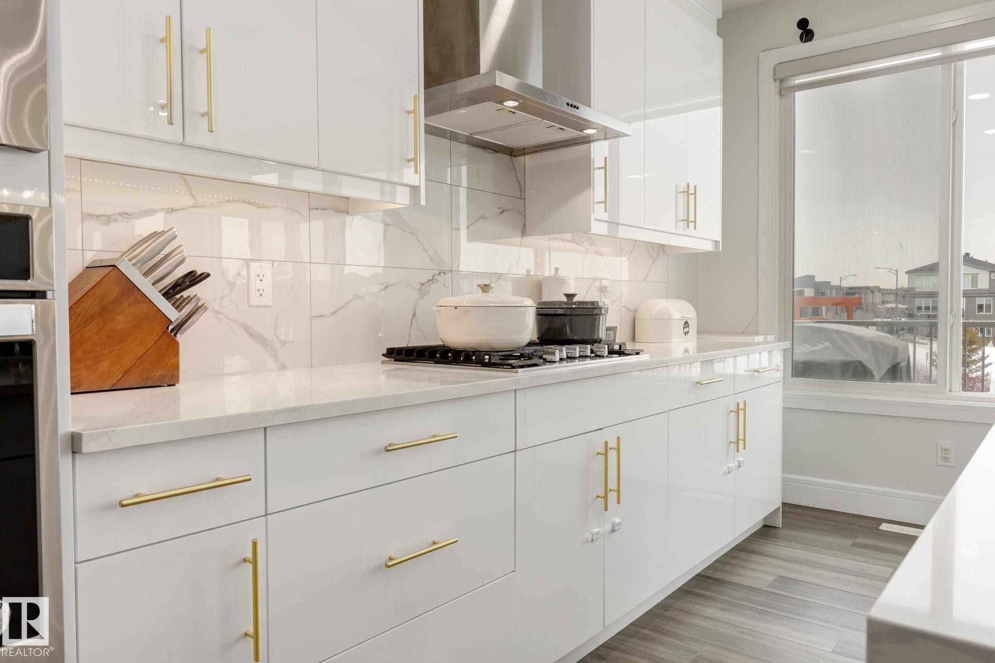 6456 King Wynd, Edmonton, AB - Indoor Photo Showing Kitchen