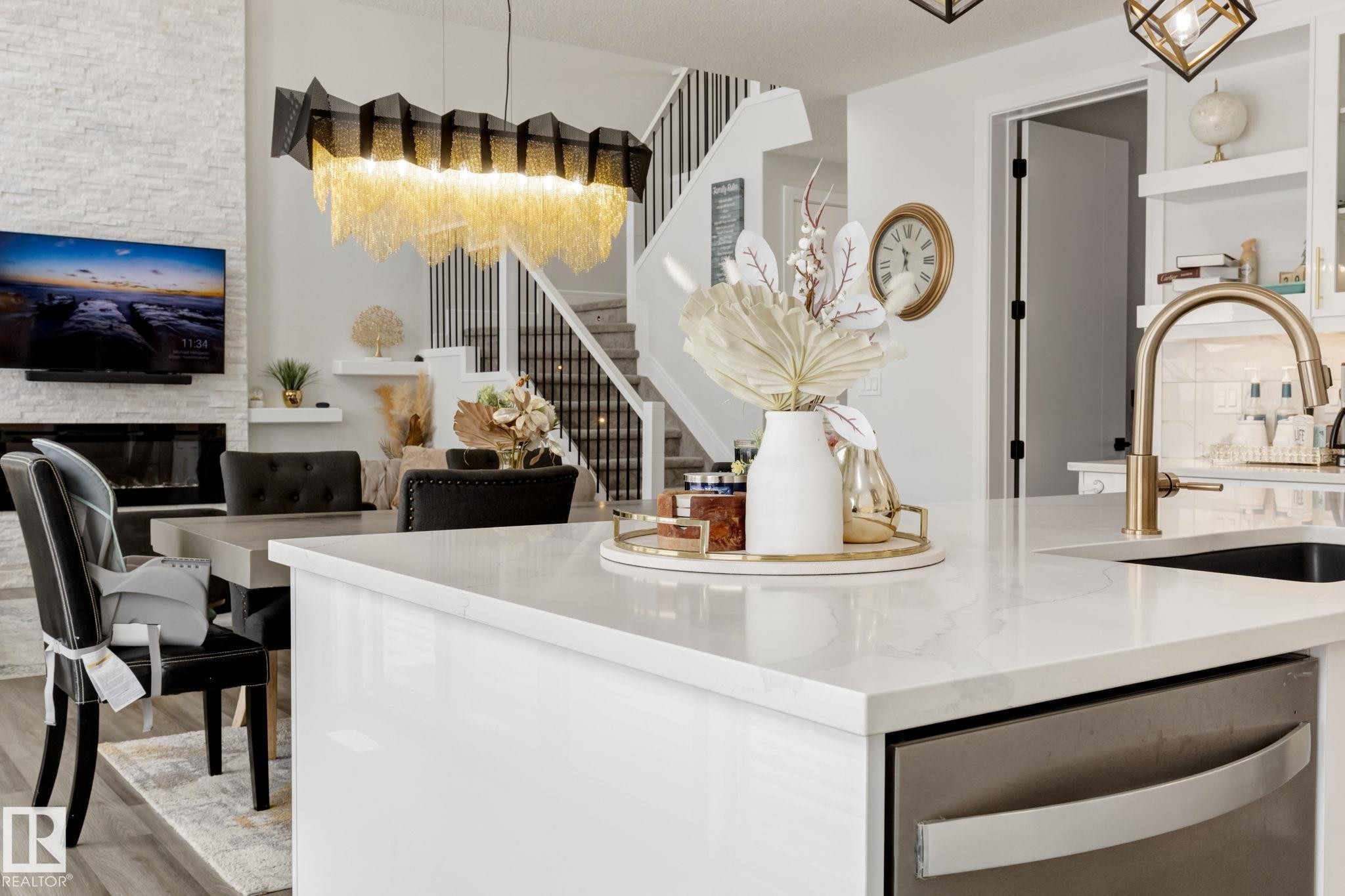 6456 King Wynd, Edmonton, AB - Indoor Photo Showing Kitchen