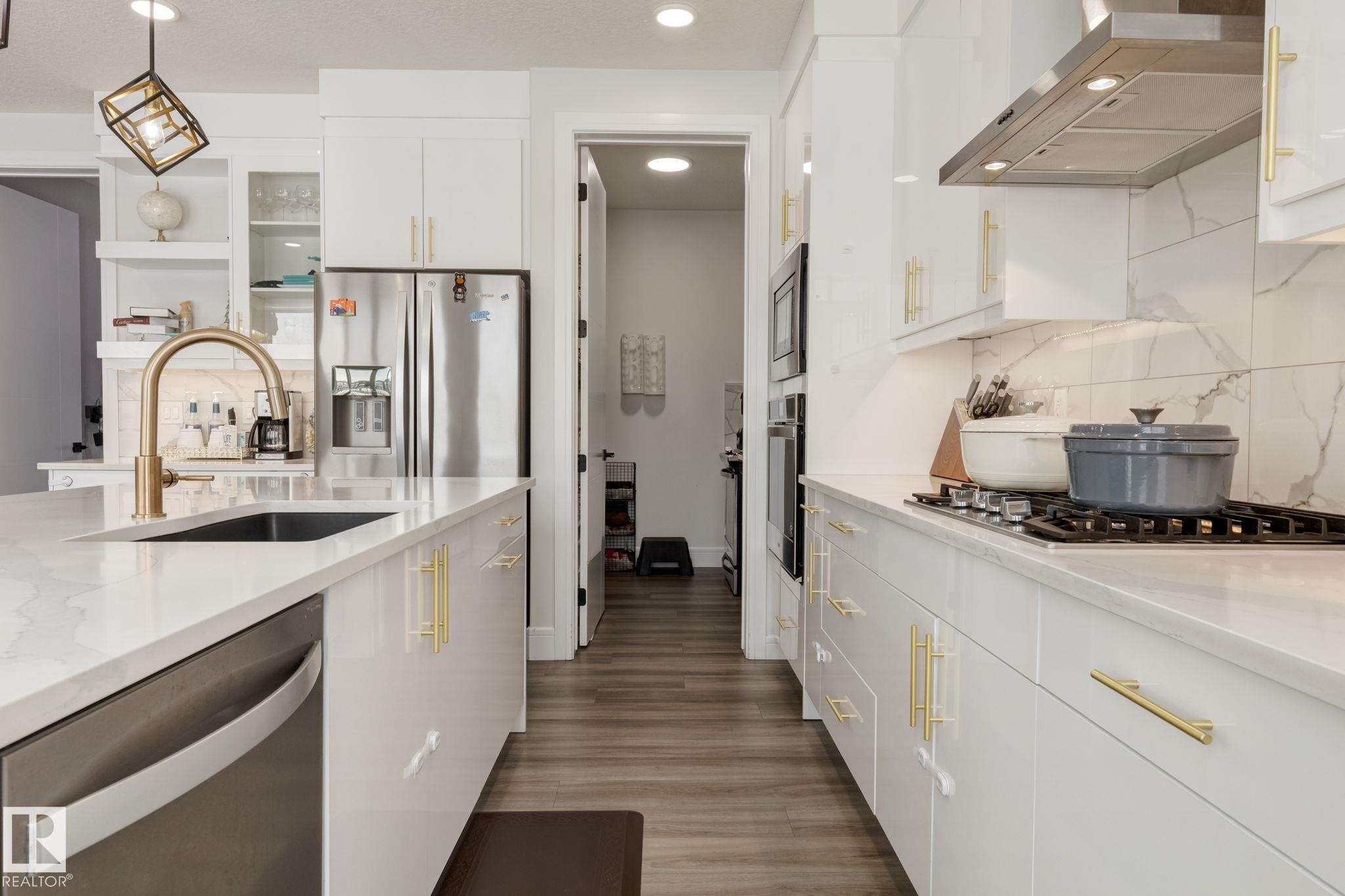 6456 King Wynd, Edmonton, AB - Indoor Photo Showing Kitchen With Upgraded Kitchen