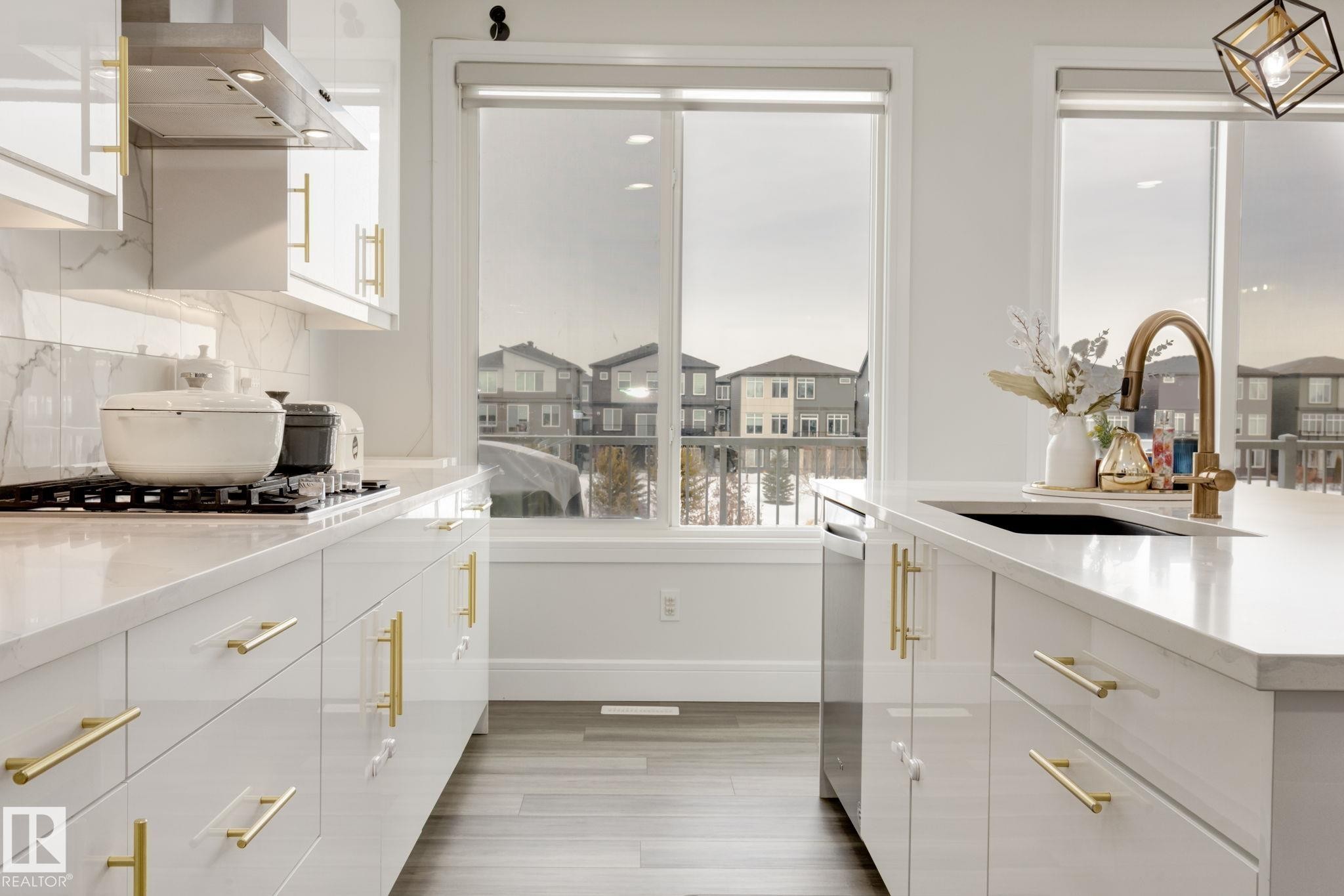 6456 King Wynd, Edmonton, AB - Indoor Photo Showing Kitchen With Upgraded Kitchen