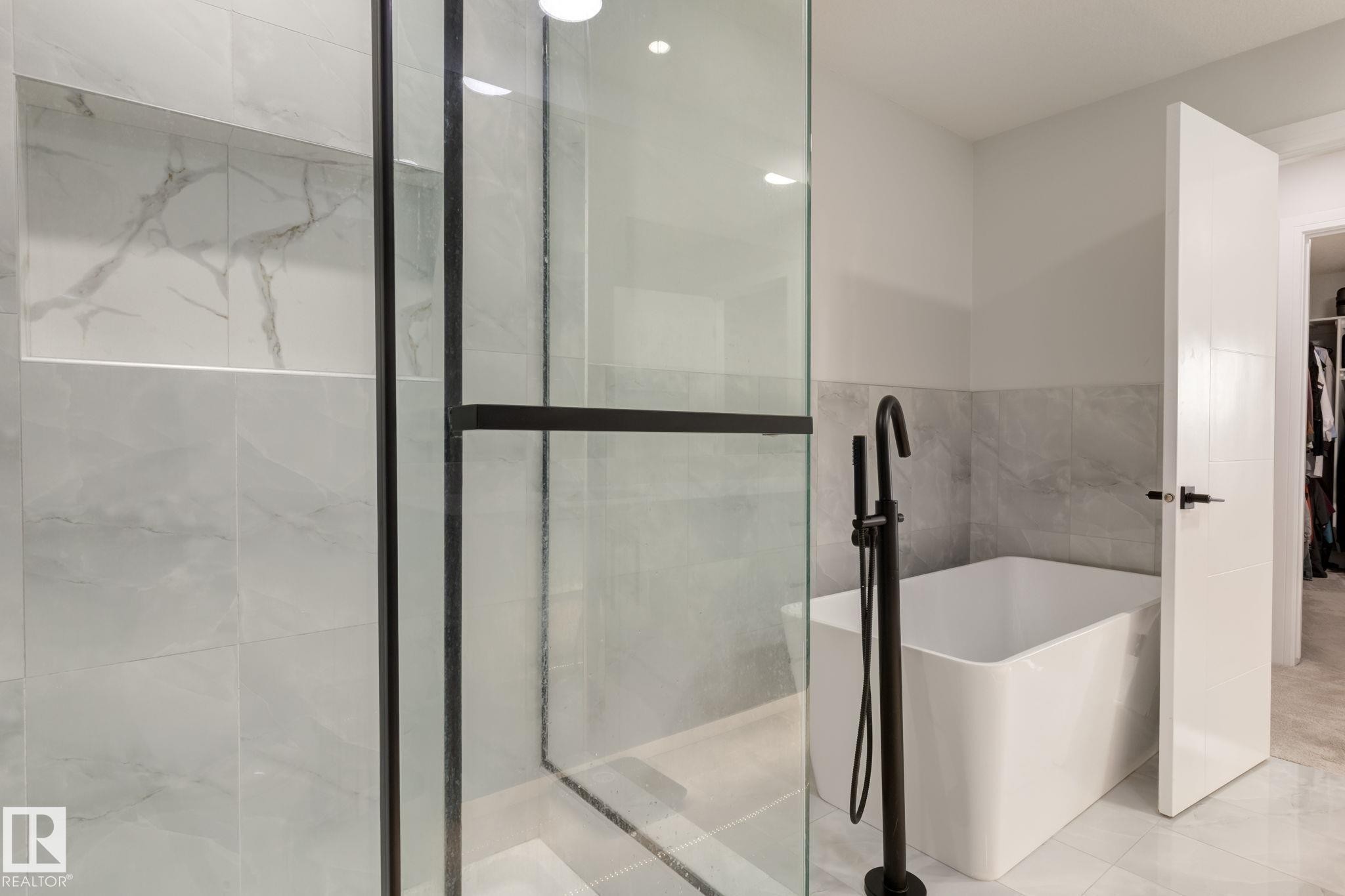 6456 King Wynd, Edmonton, AB - Indoor Photo Showing Bathroom