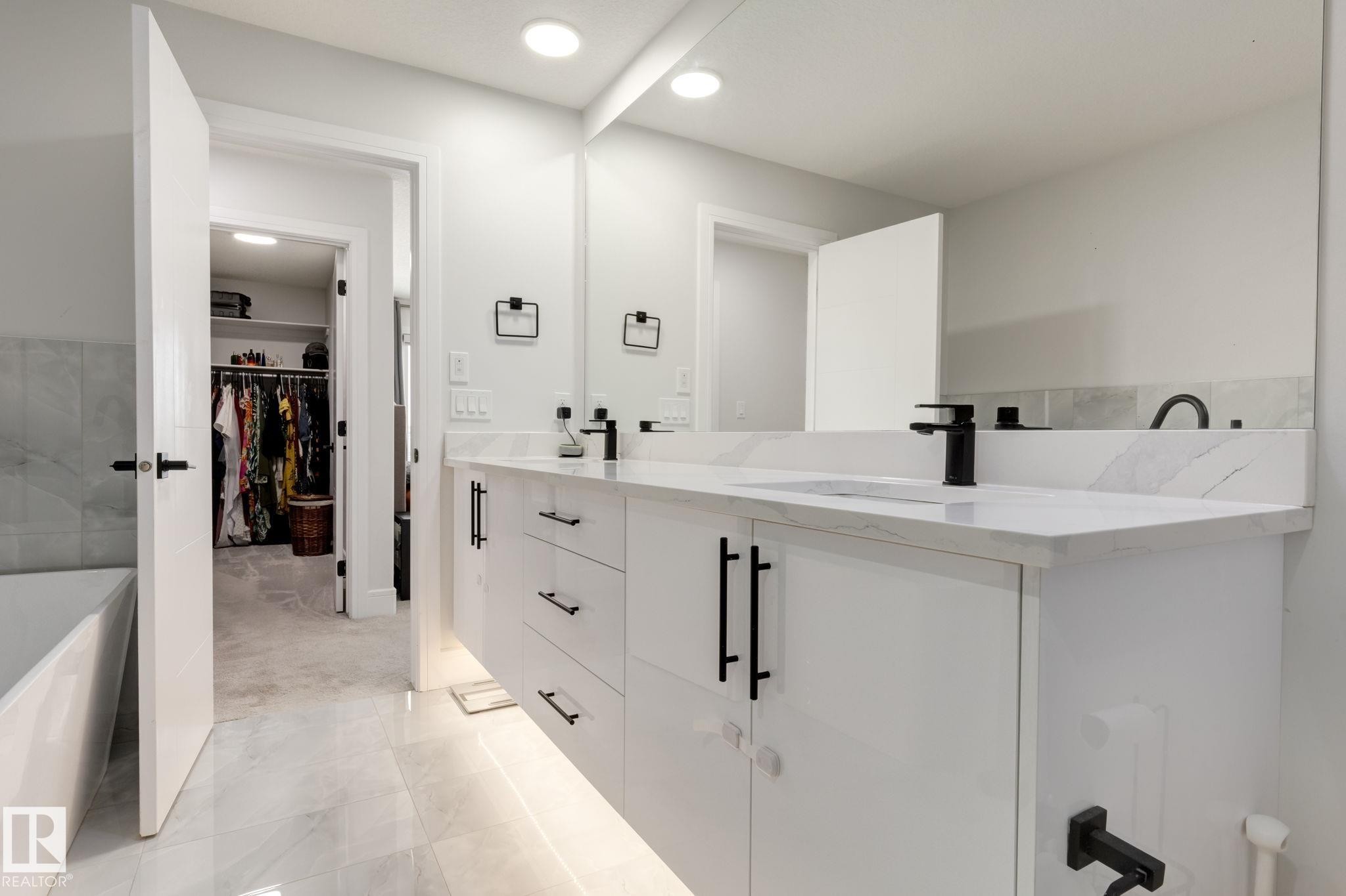 6456 King Wynd, Edmonton, AB - Indoor Photo Showing Bathroom