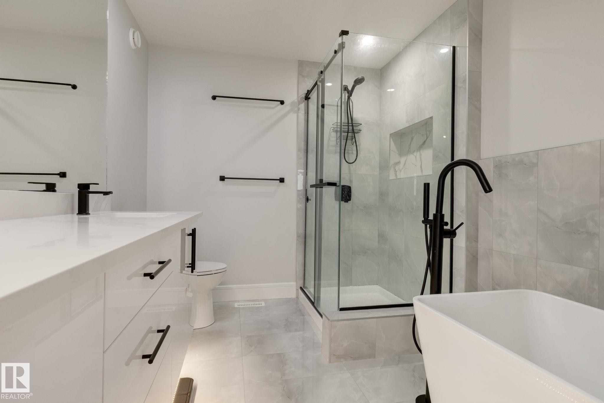 6456 King Wynd, Edmonton, AB - Indoor Photo Showing Bathroom