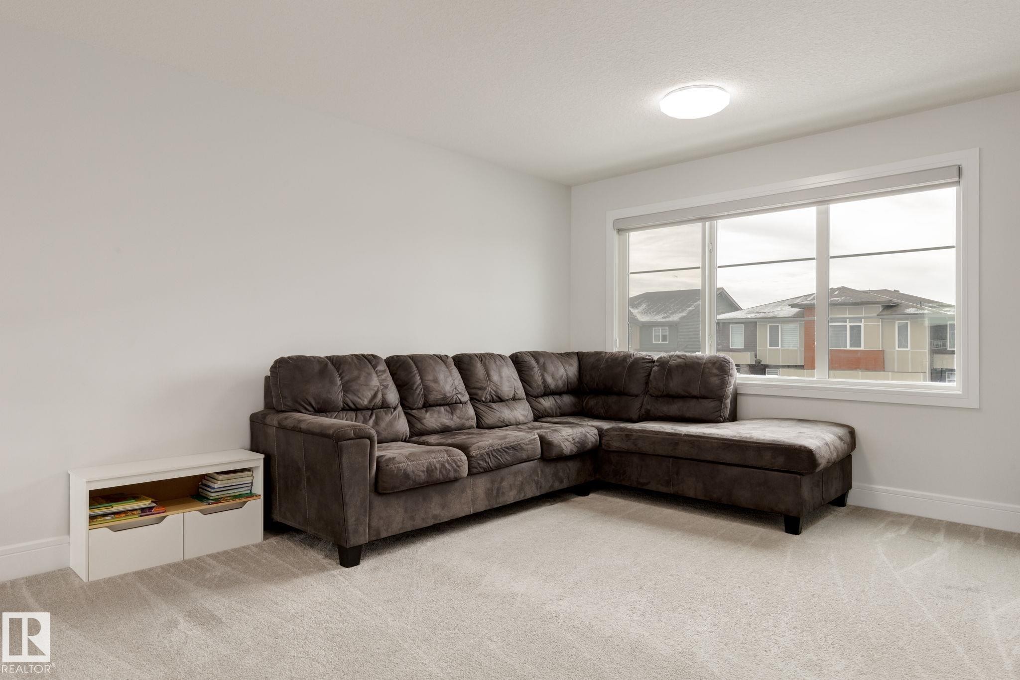 6456 King Wynd, Edmonton, AB - Indoor Photo Showing Living Room