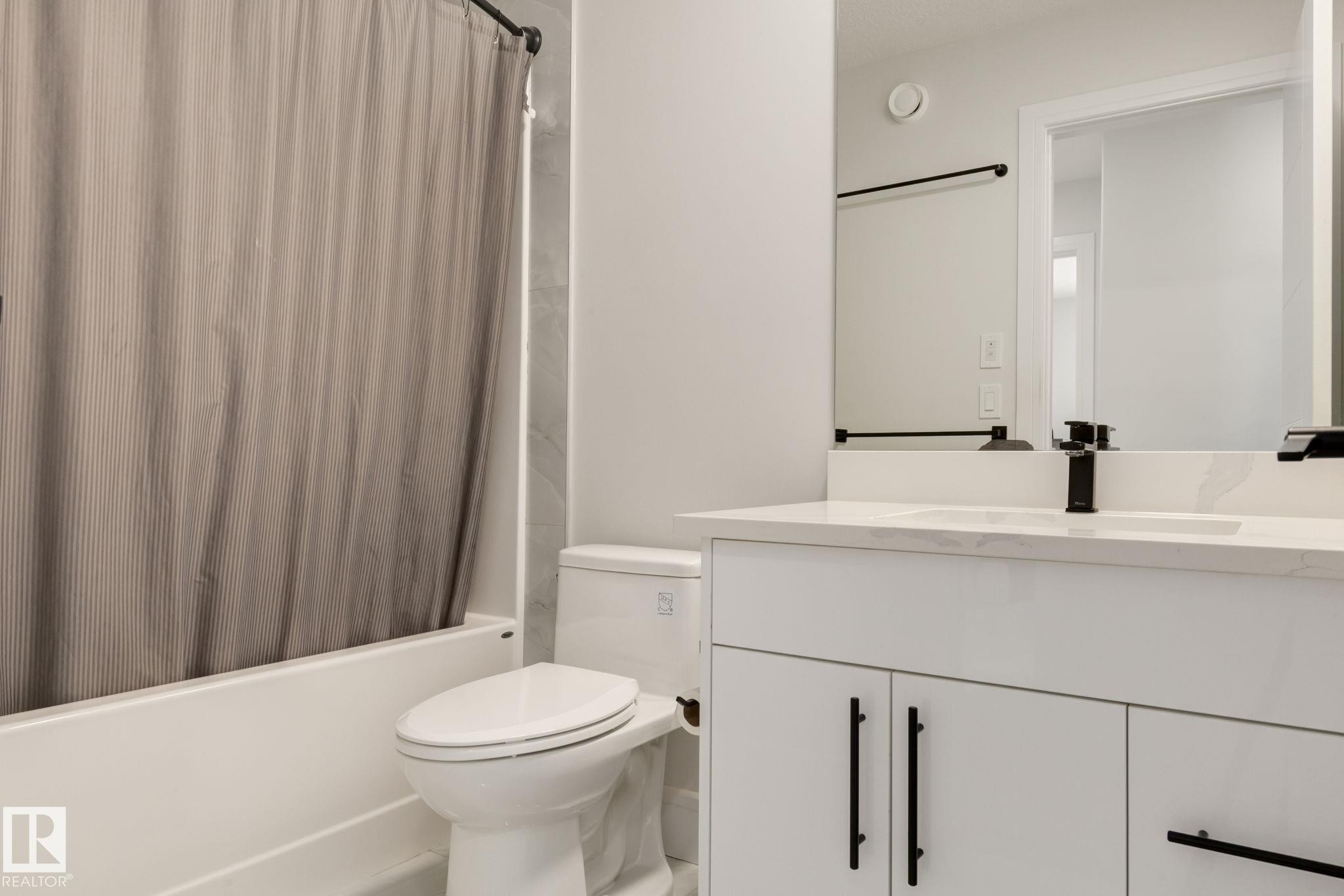 6456 King Wynd, Edmonton, AB - Indoor Photo Showing Bathroom