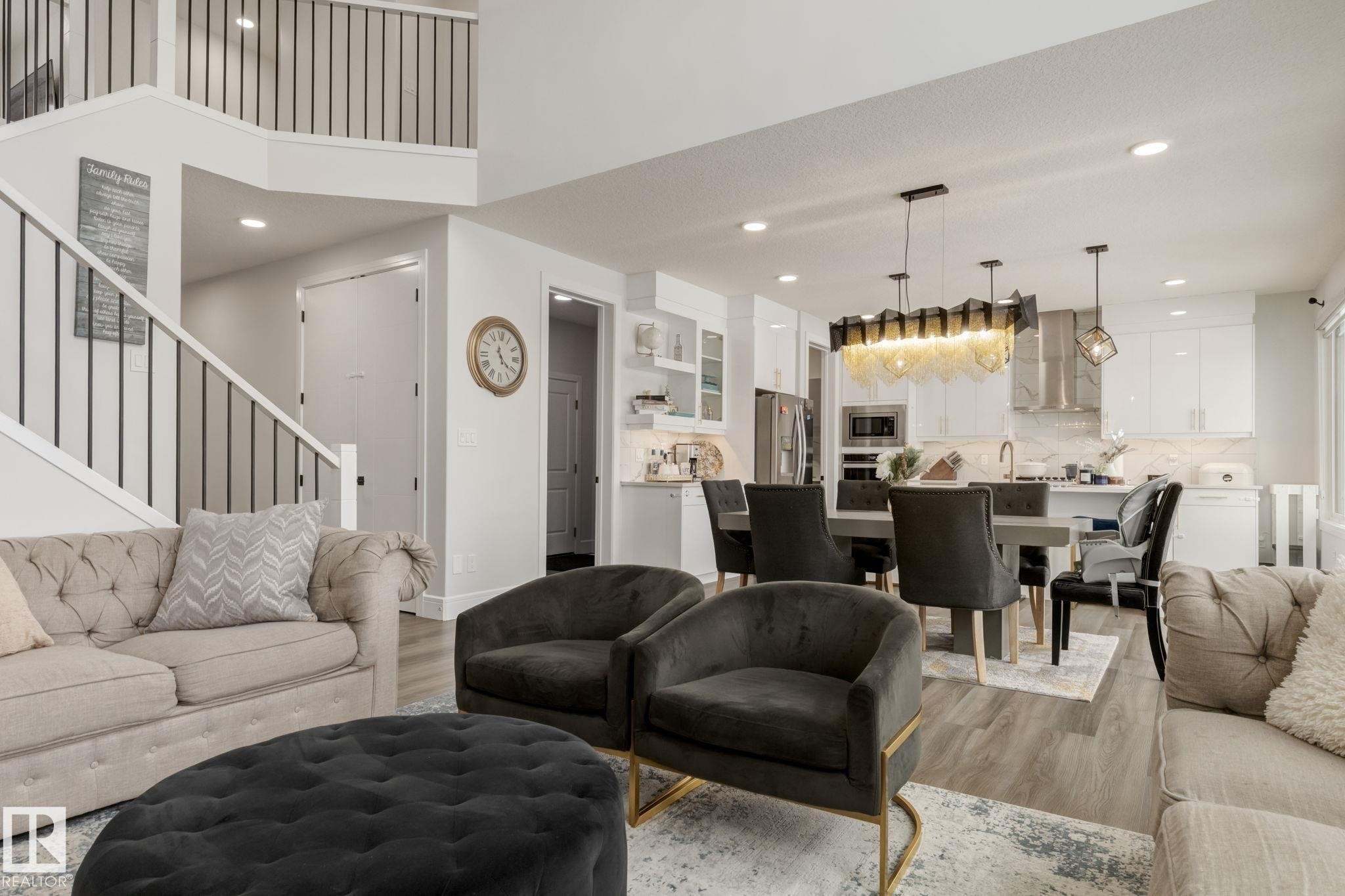 6456 King Wynd, Edmonton, AB - Indoor Photo Showing Living Room