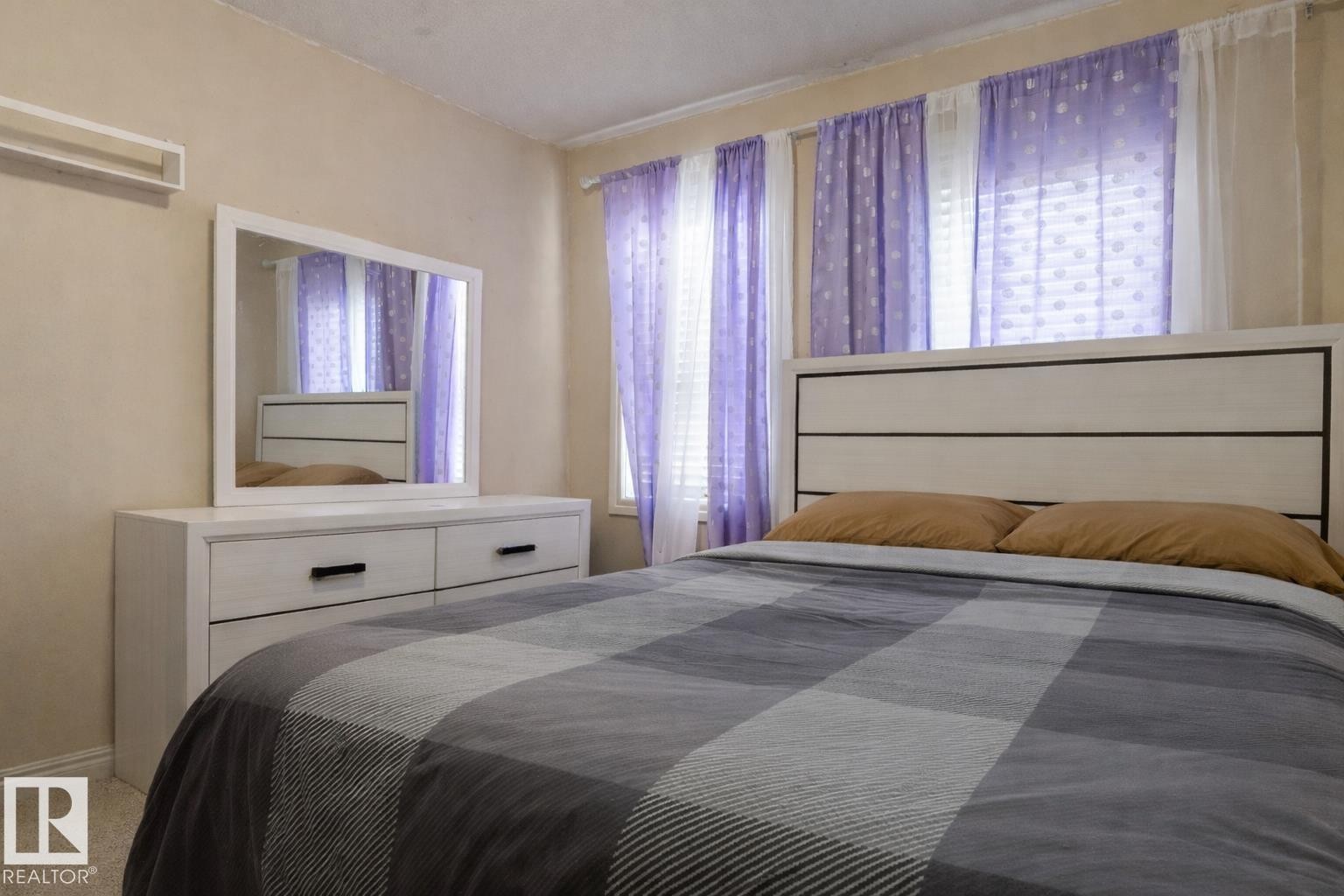 3039 14 Avenue, Edmonton, AB - Indoor Photo Showing Bedroom