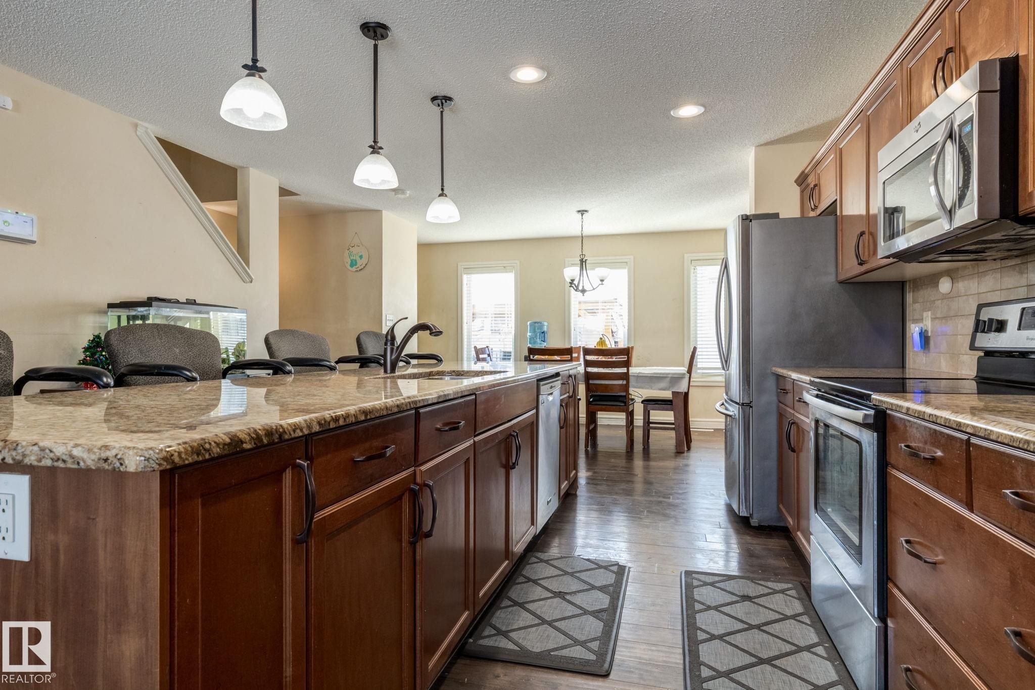 3039 14 Avenue, Edmonton, AB - Indoor Photo Showing Kitchen