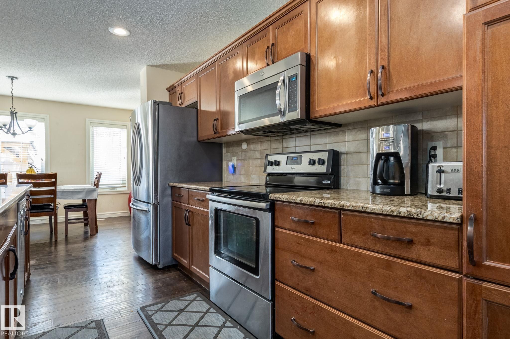 3039 14 Avenue, Edmonton, AB - Indoor Photo Showing Kitchen