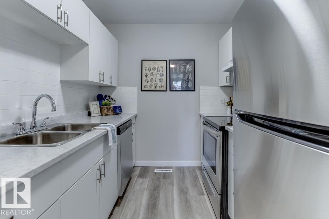 7032 Mill Woods Road S, Edmonton, AB - Indoor Photo Showing Kitchen With Double Sink