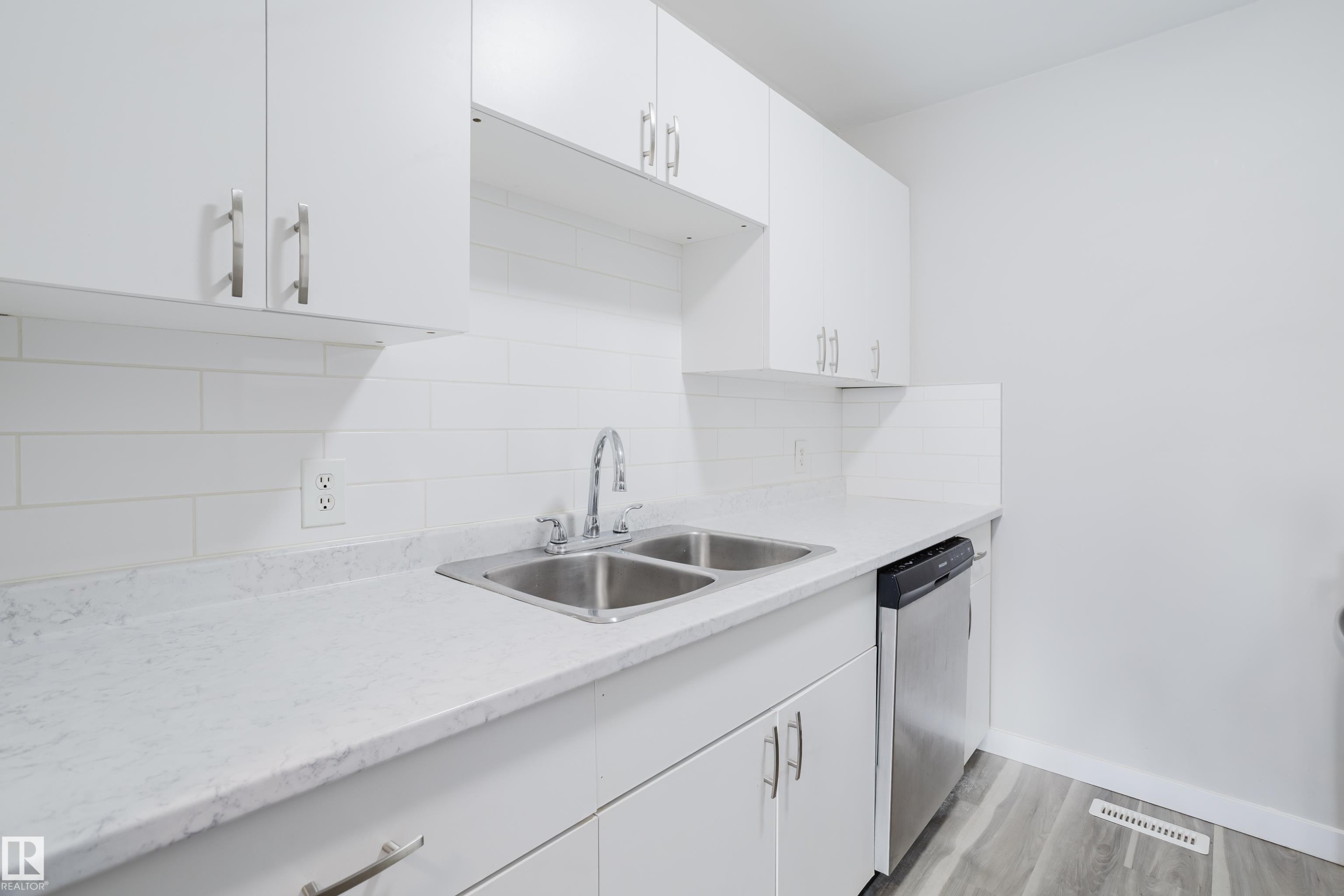 7032 Mill Woods Road S, Edmonton, AB - Indoor Photo Showing Kitchen With Double Sink