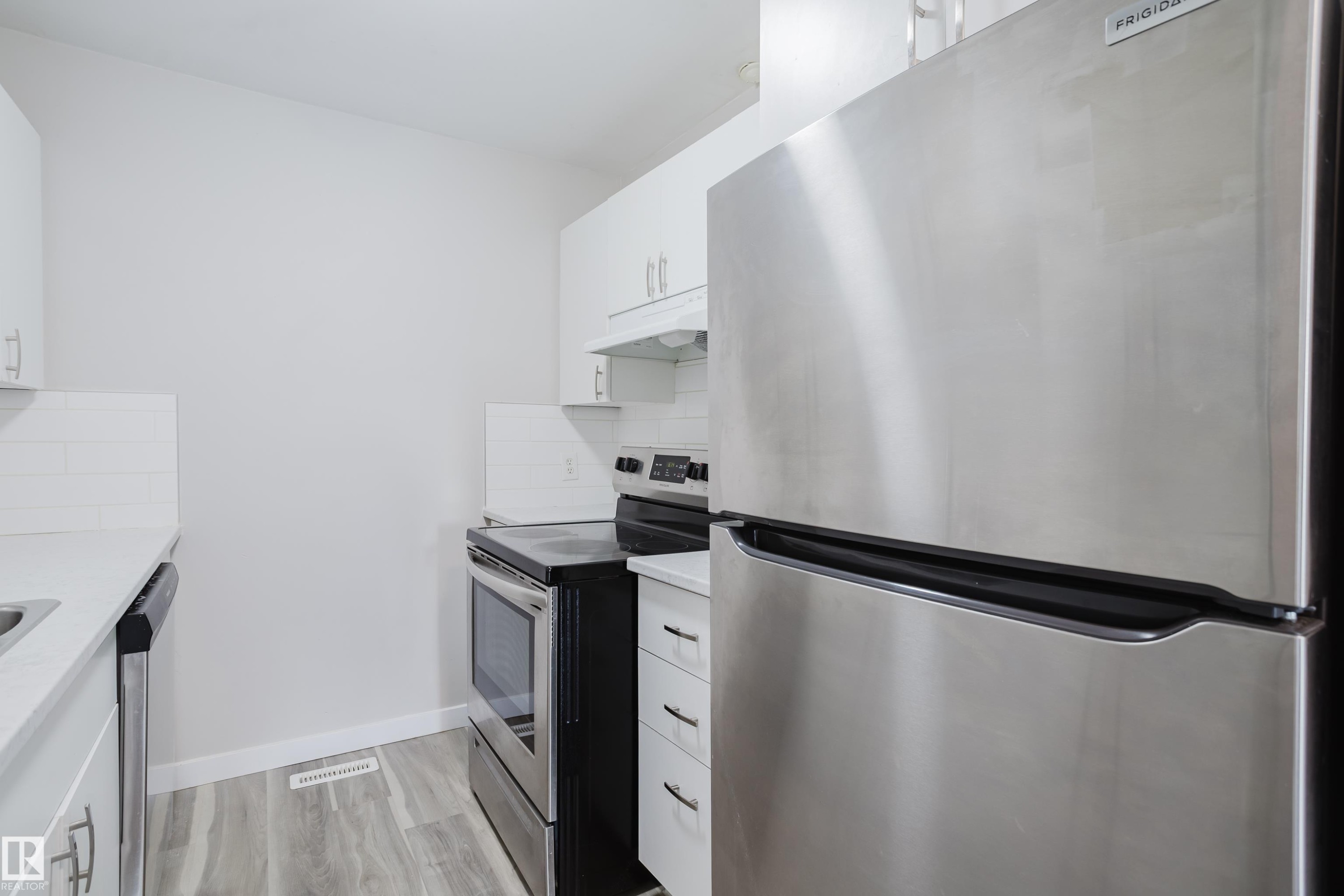 7032 Mill Woods Road S, Edmonton, AB - Indoor Photo Showing Kitchen With Stainless Steel Kitchen With Upgraded Kitchen