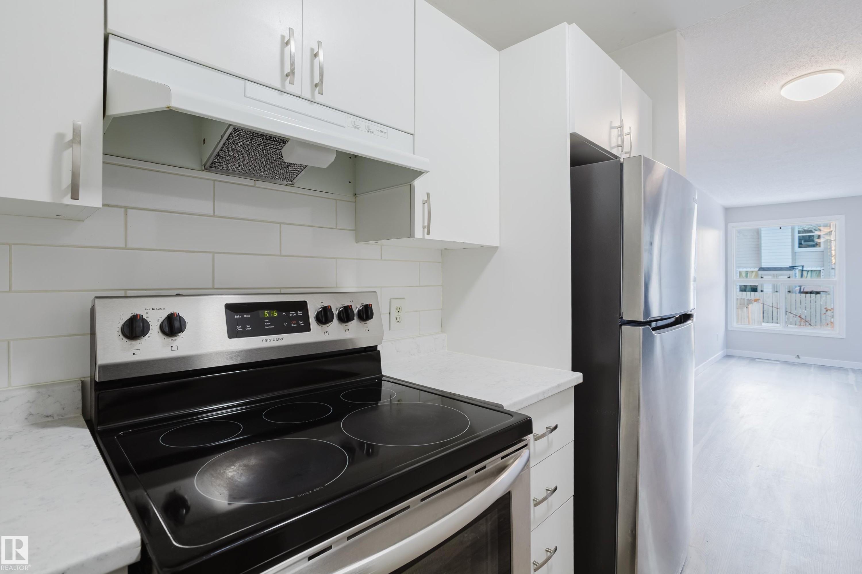 7032 Mill Woods Road S, Edmonton, AB - Indoor Photo Showing Kitchen