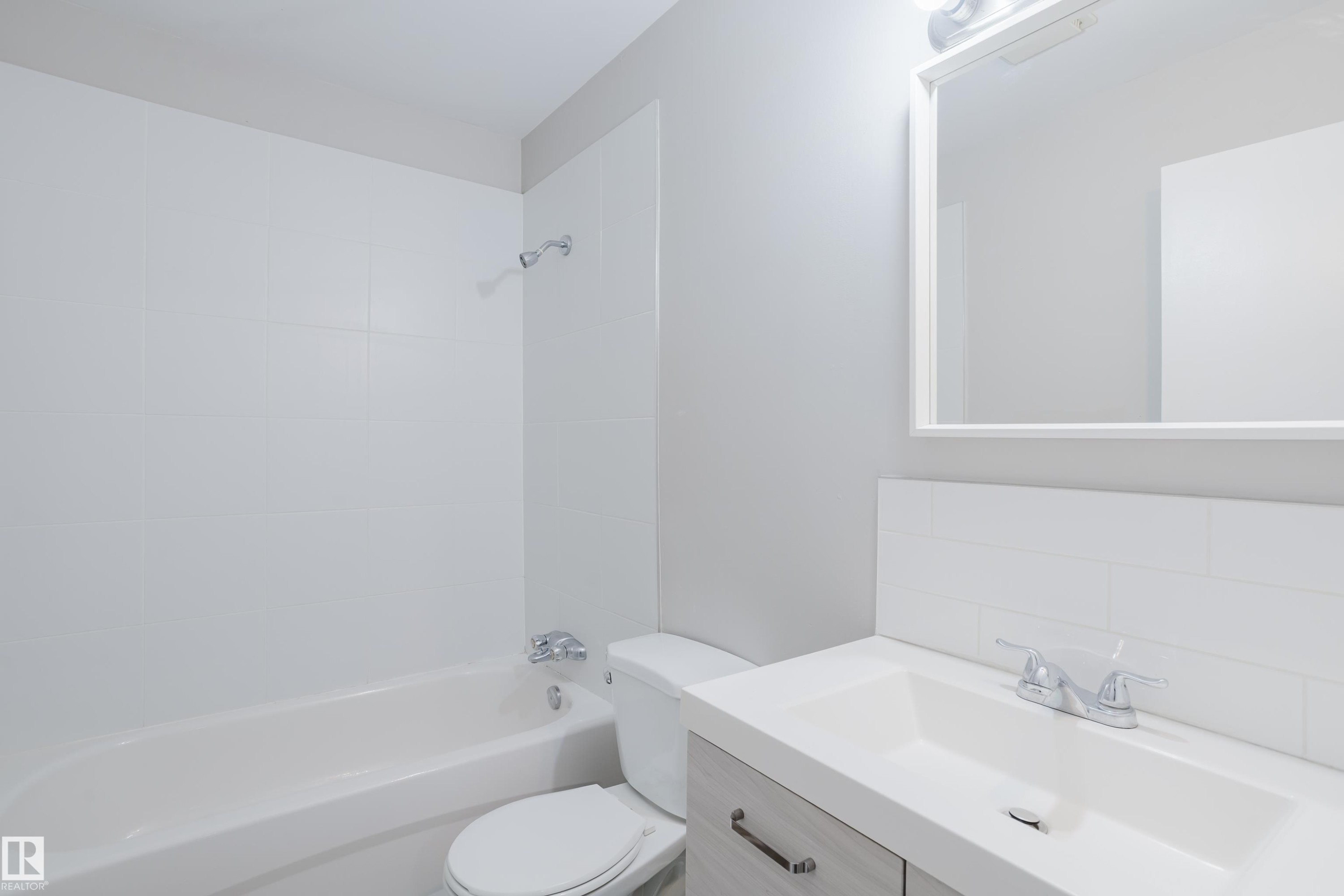 7032 Mill Woods Road S, Edmonton, AB - Indoor Photo Showing Bathroom