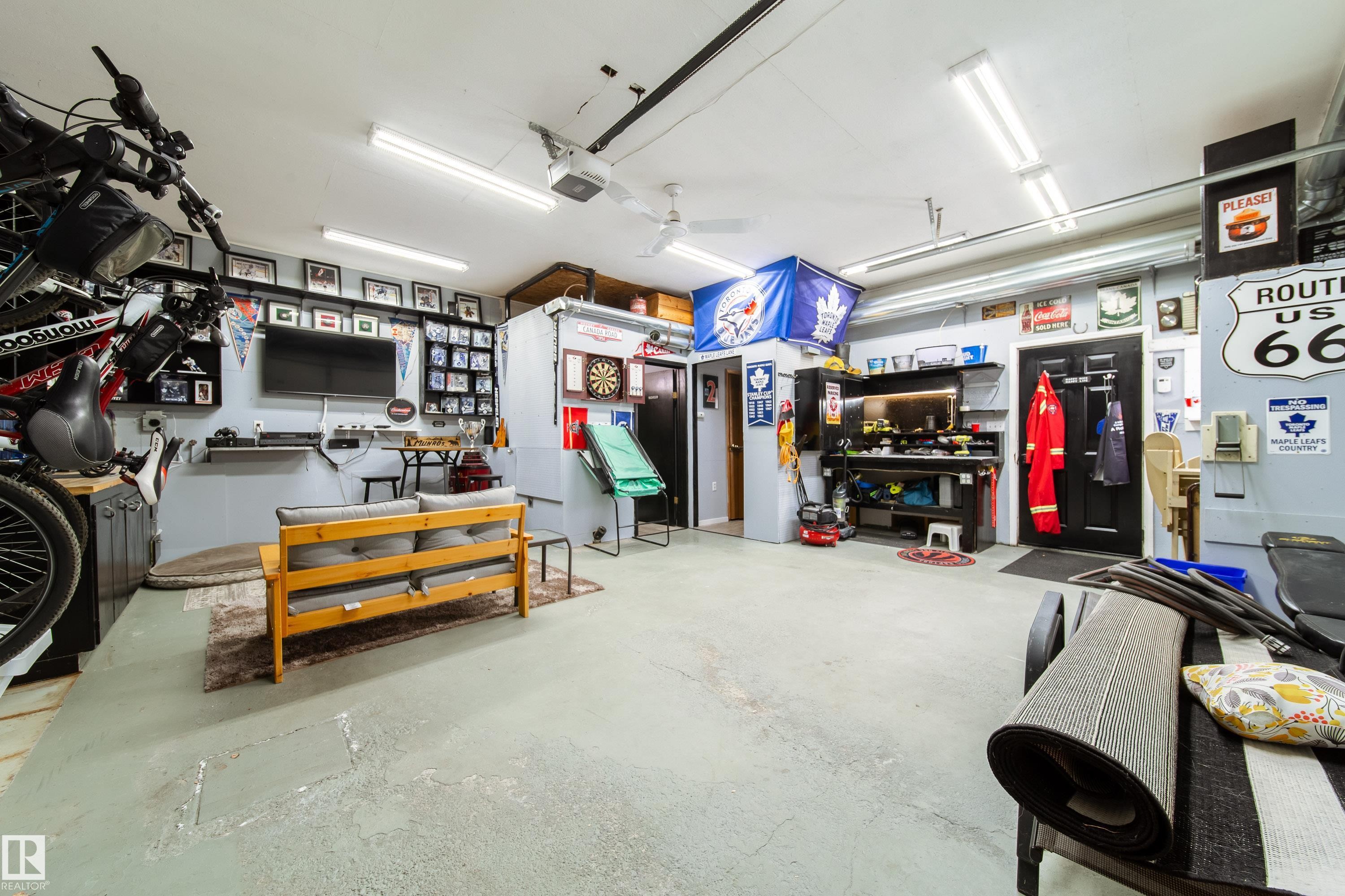 5319 51 Avenue, Rural Lac Ste. Anne County, AB - Indoor Photo Showing Garage