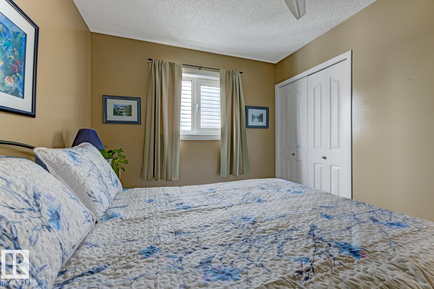 Bedroom featuring a textured ceiling, a closet, and ceiling fan - 20148 46 Avenue, Edmonton, AB - Indoor Photo Showing Bedroom