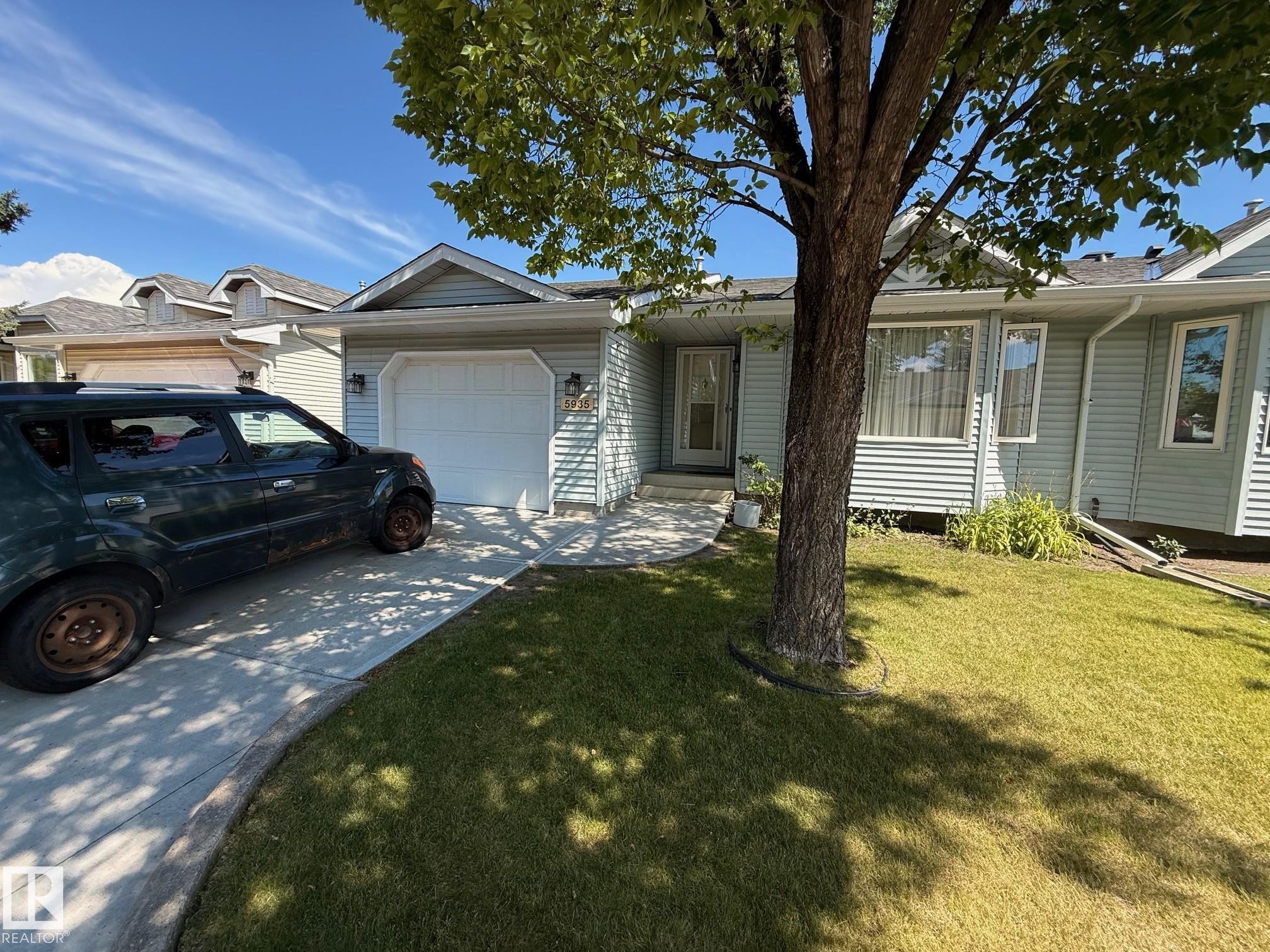 5935 189 Street, Edmonton, AB - Indoor Photo Showing Living Room