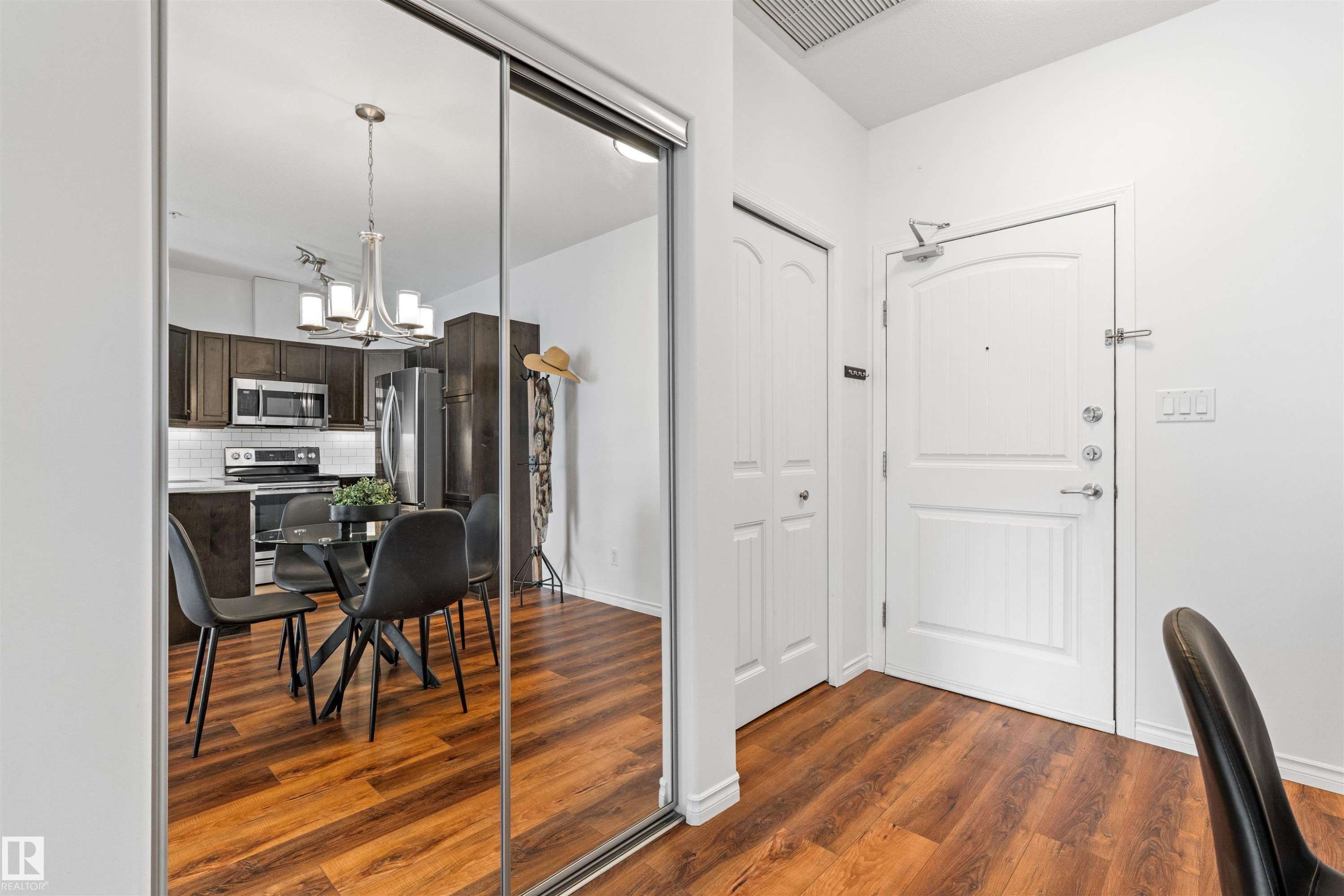 Edmonton, AB - Indoor Photo Showing Other Room