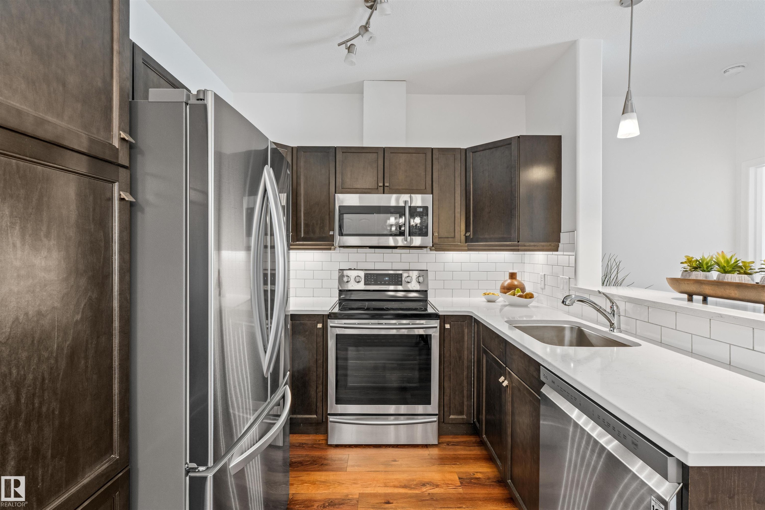 Edmonton, AB - Indoor Photo Showing Kitchen With Upgraded Kitchen