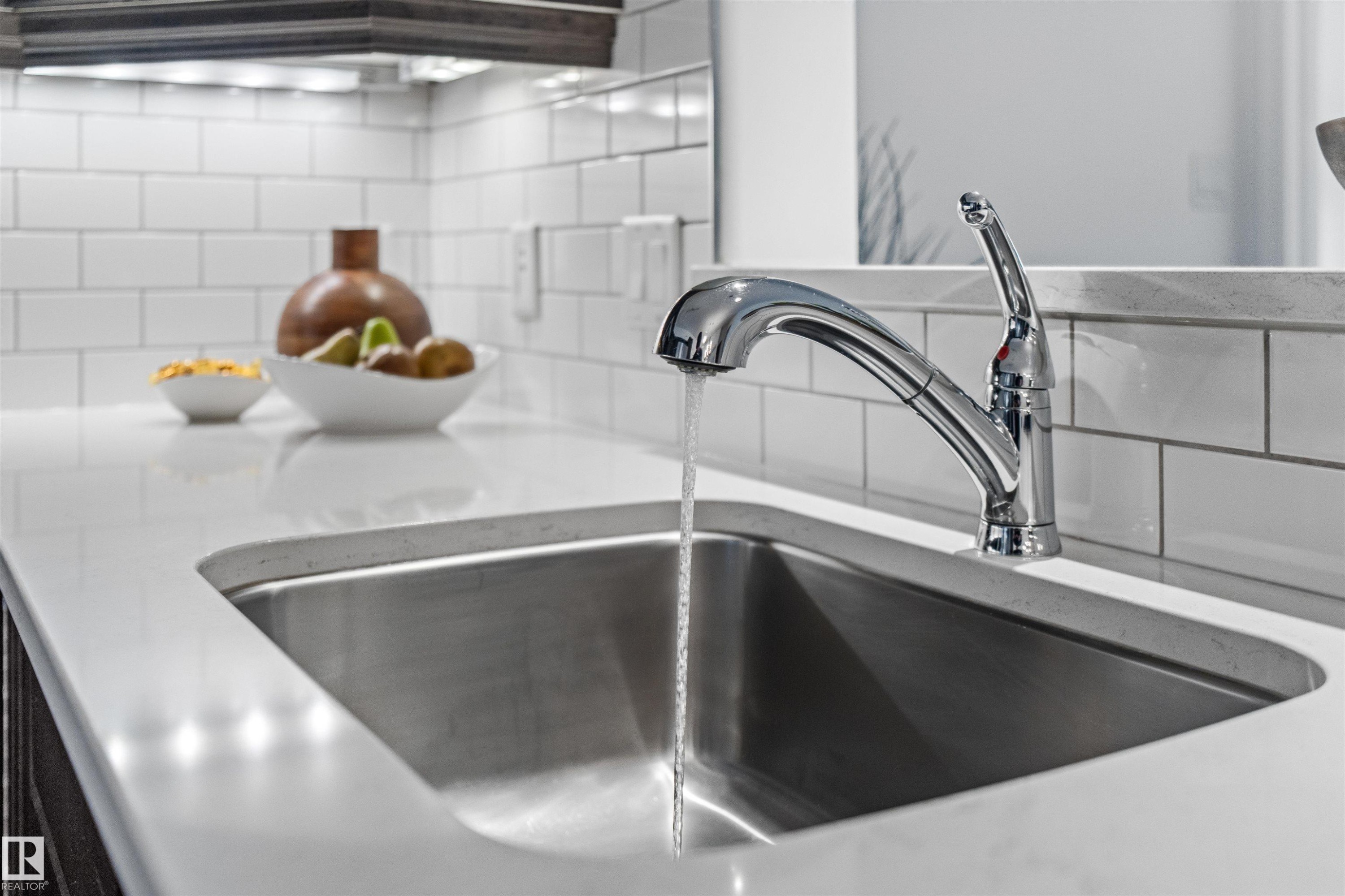 Edmonton, AB - Indoor Photo Showing Kitchen