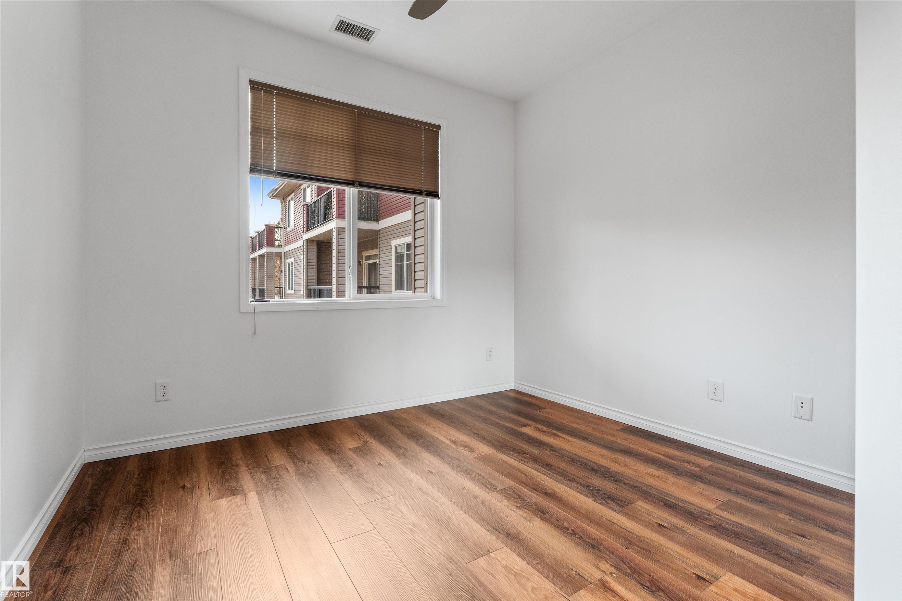 Edmonton, AB - Indoor Photo Showing Other Room