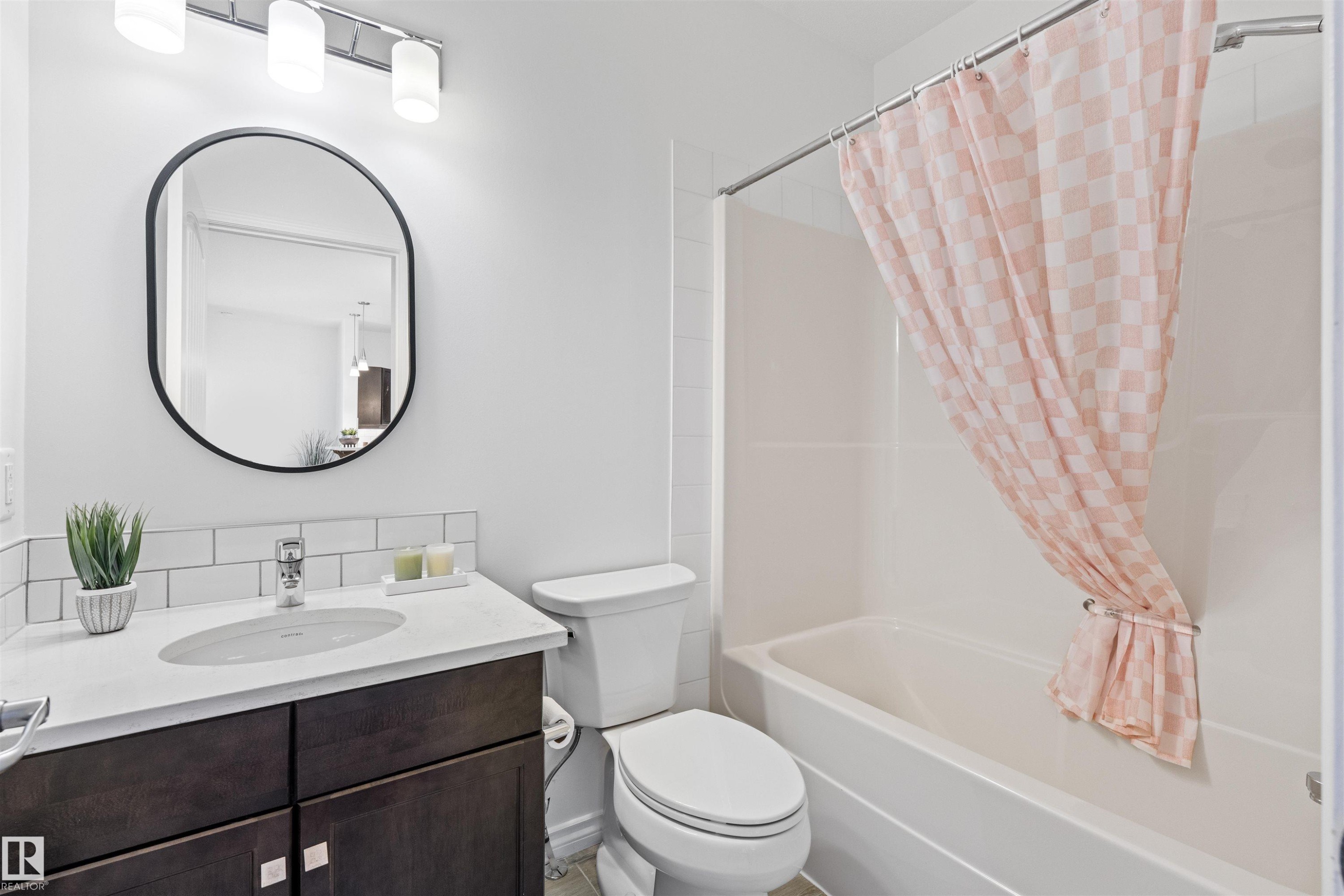 Edmonton, AB - Indoor Photo Showing Bathroom