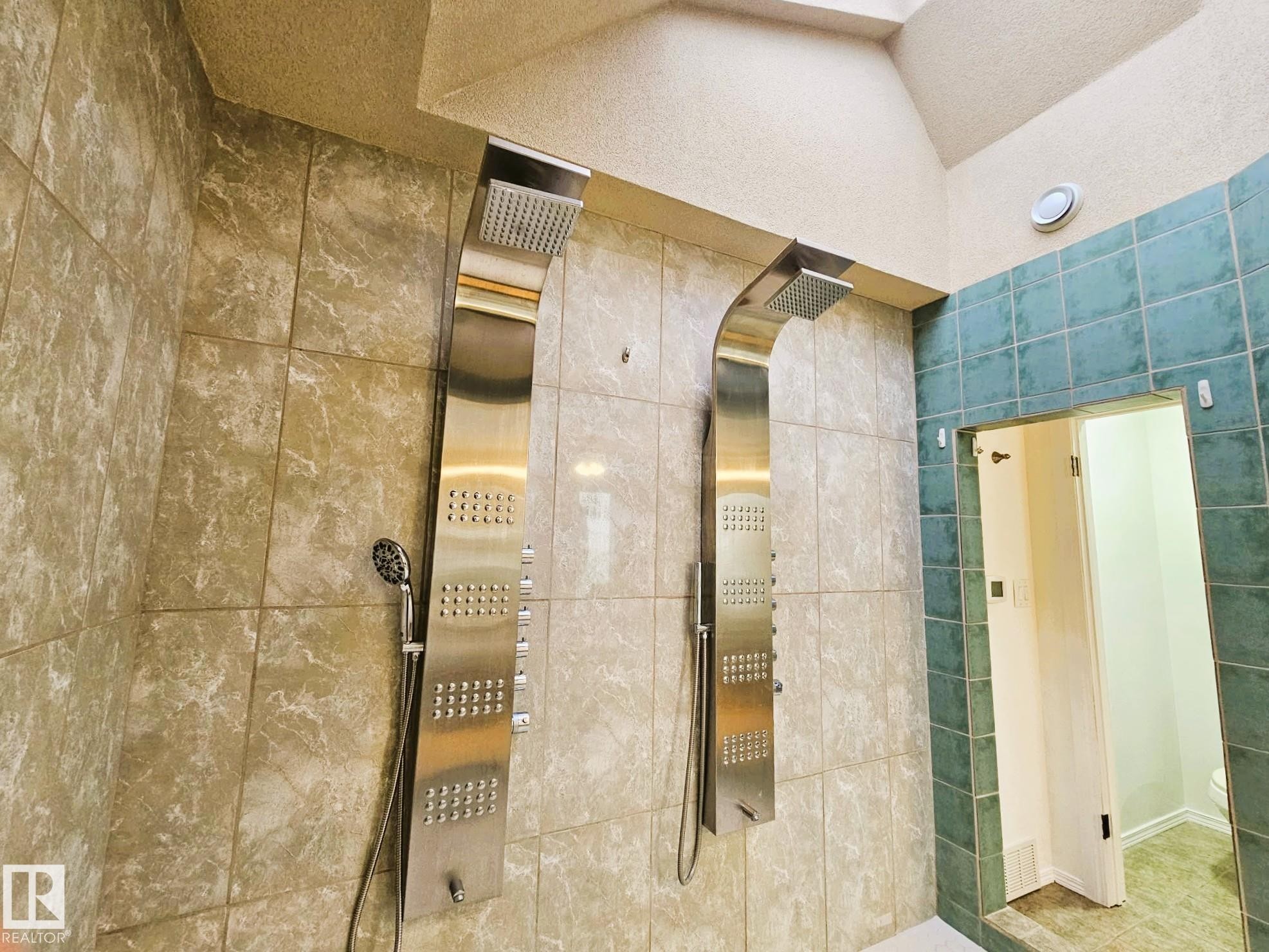 Dual showers - 8512 131 Avenue, Edmonton, AB - Indoor