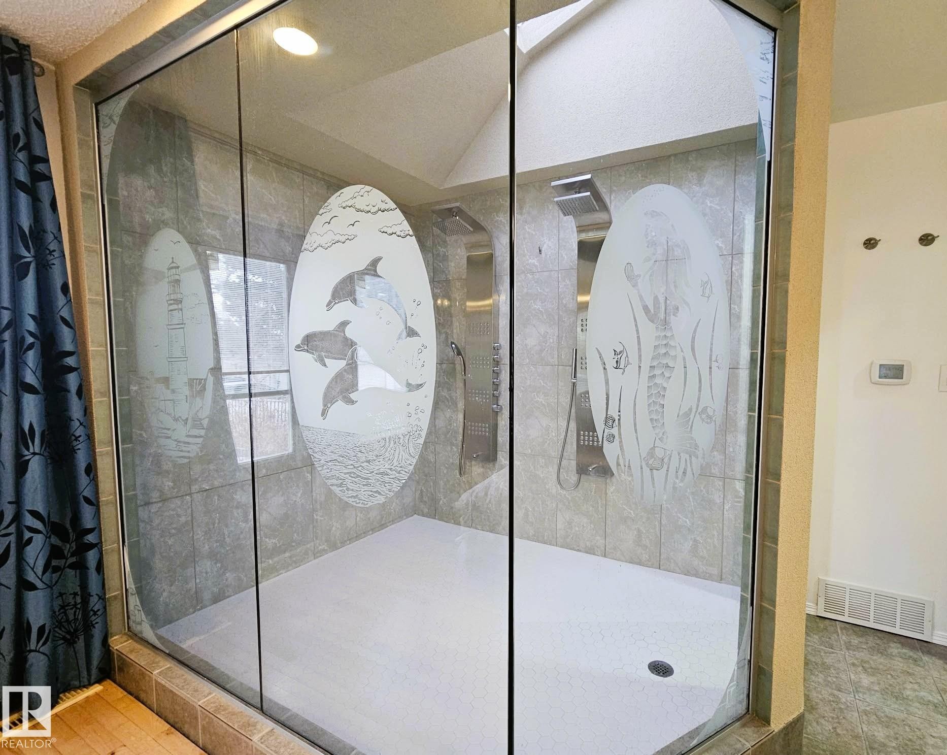 8512 131 Avenue, Edmonton, AB - Indoor Photo Showing Bathroom