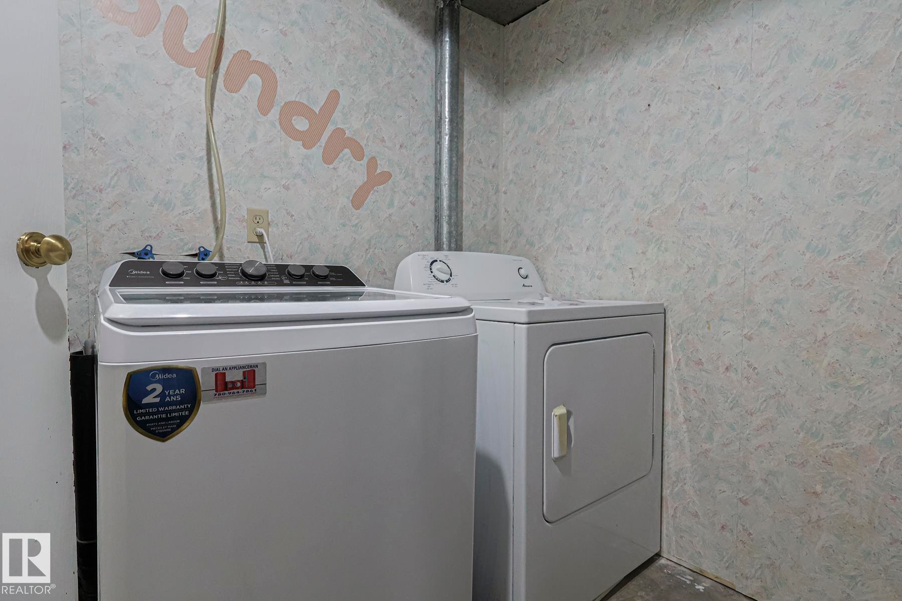 Laundry area featuring wallpapered walls and washing machine and dryer - 1526 69 Street Nw, Edmonton, AB - Indoor Photo Showing Laundry Room