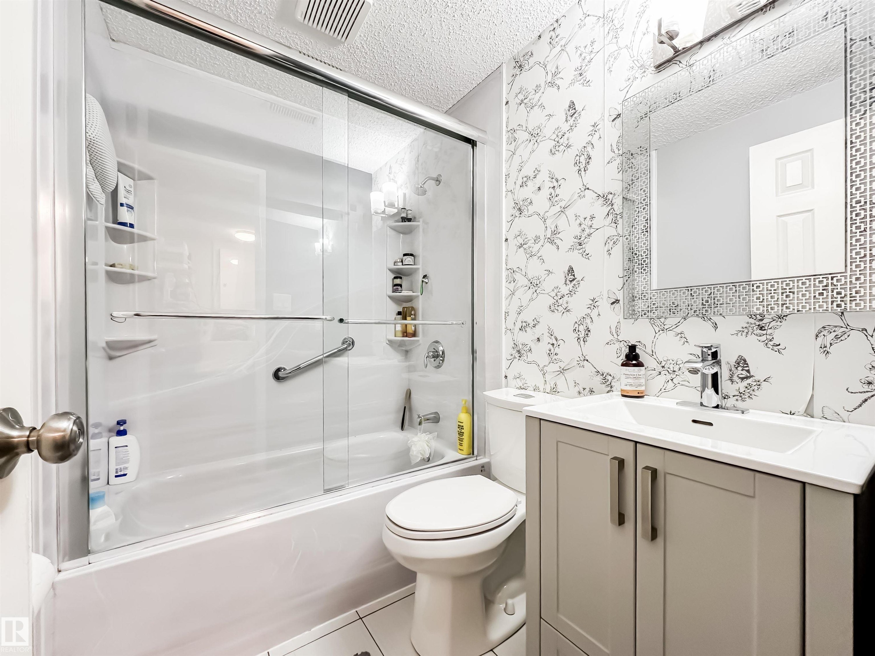 3521 41B Avenue, Edmonton, AB - Indoor Photo Showing Bathroom
