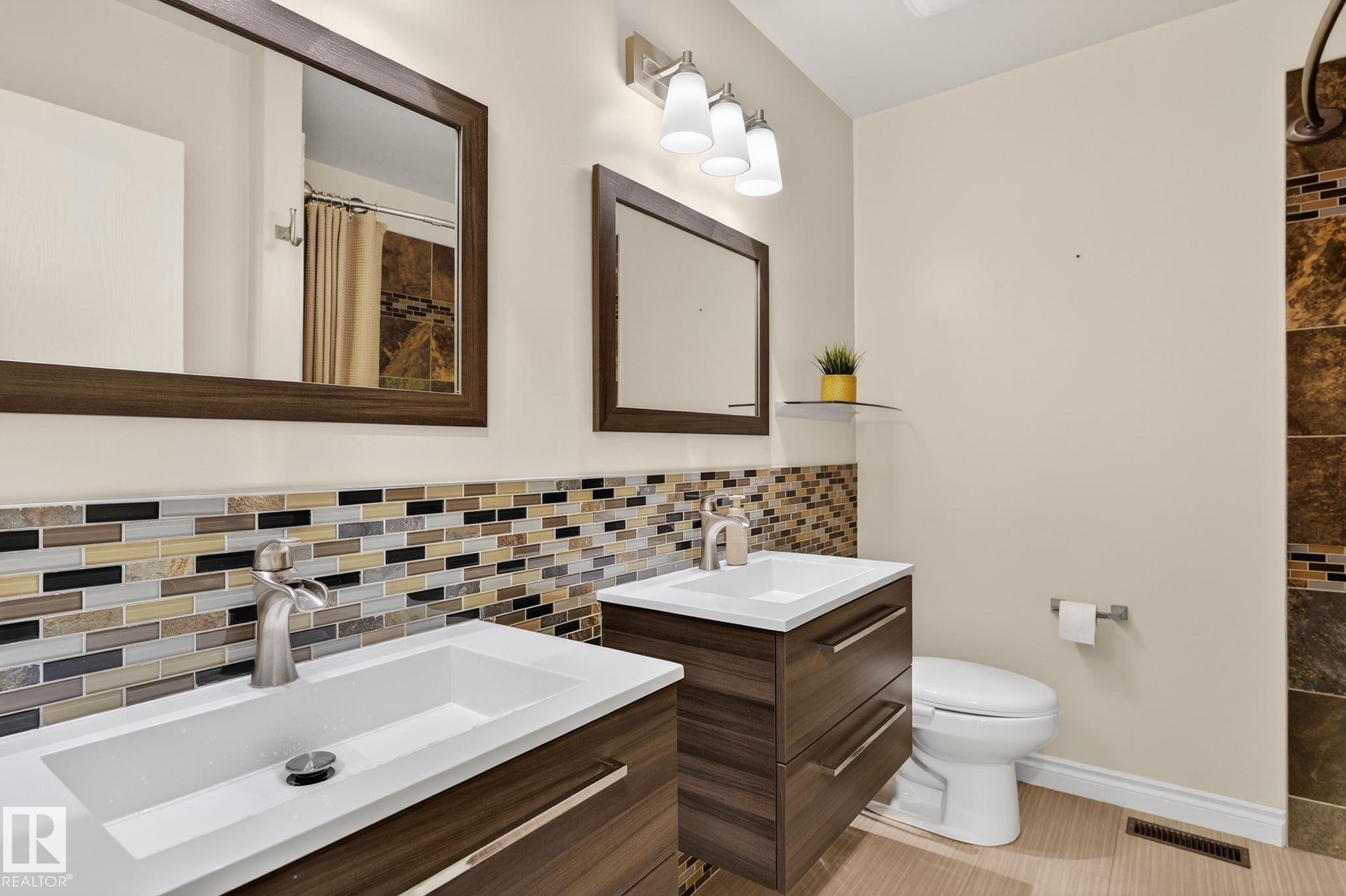 11349 22 Avenue, Edmonton, AB - Indoor Photo Showing Bathroom