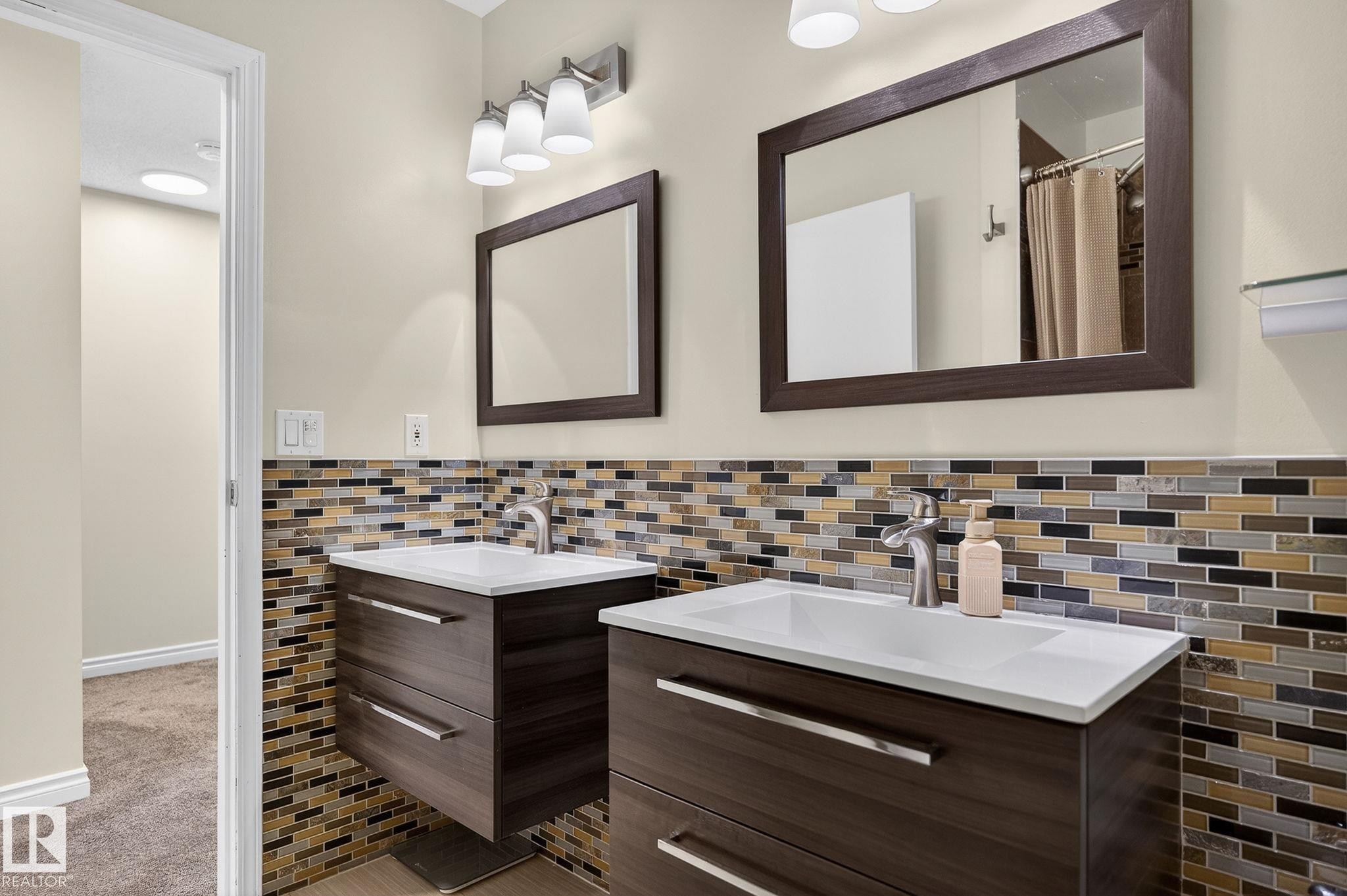 11349 22 Avenue, Edmonton, AB - Indoor Photo Showing Bathroom