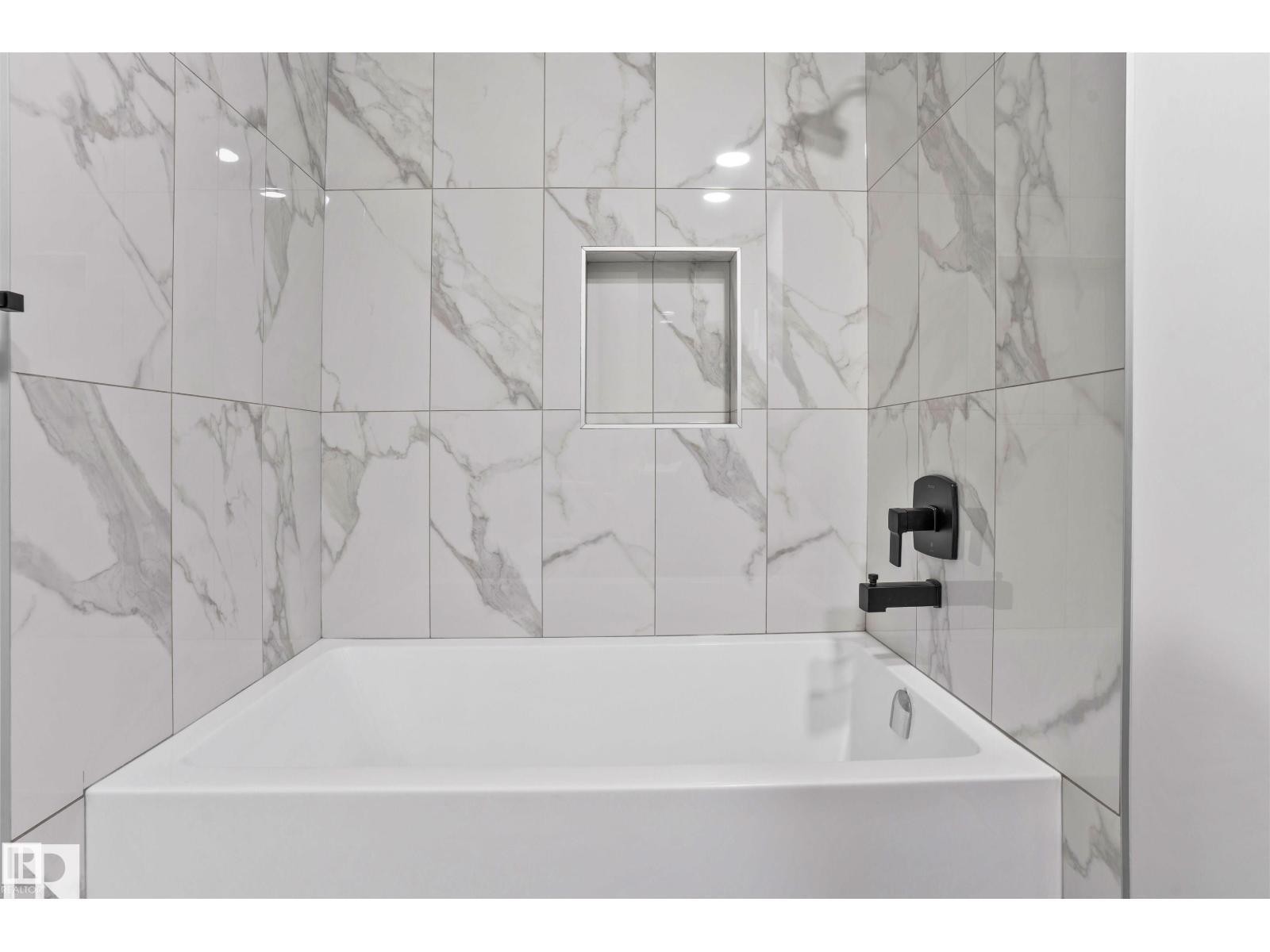 1527 Siskin Link Link, Edmonton, AB - Indoor Photo Showing Bathroom