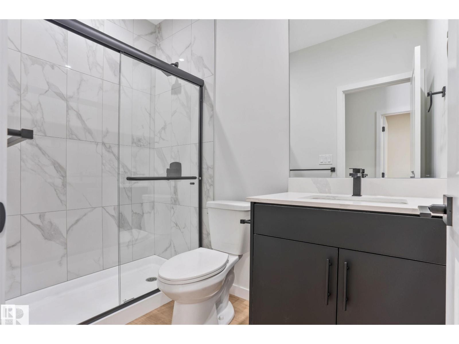 1527 Siskin Link Link, Edmonton, AB - Indoor Photo Showing Bathroom