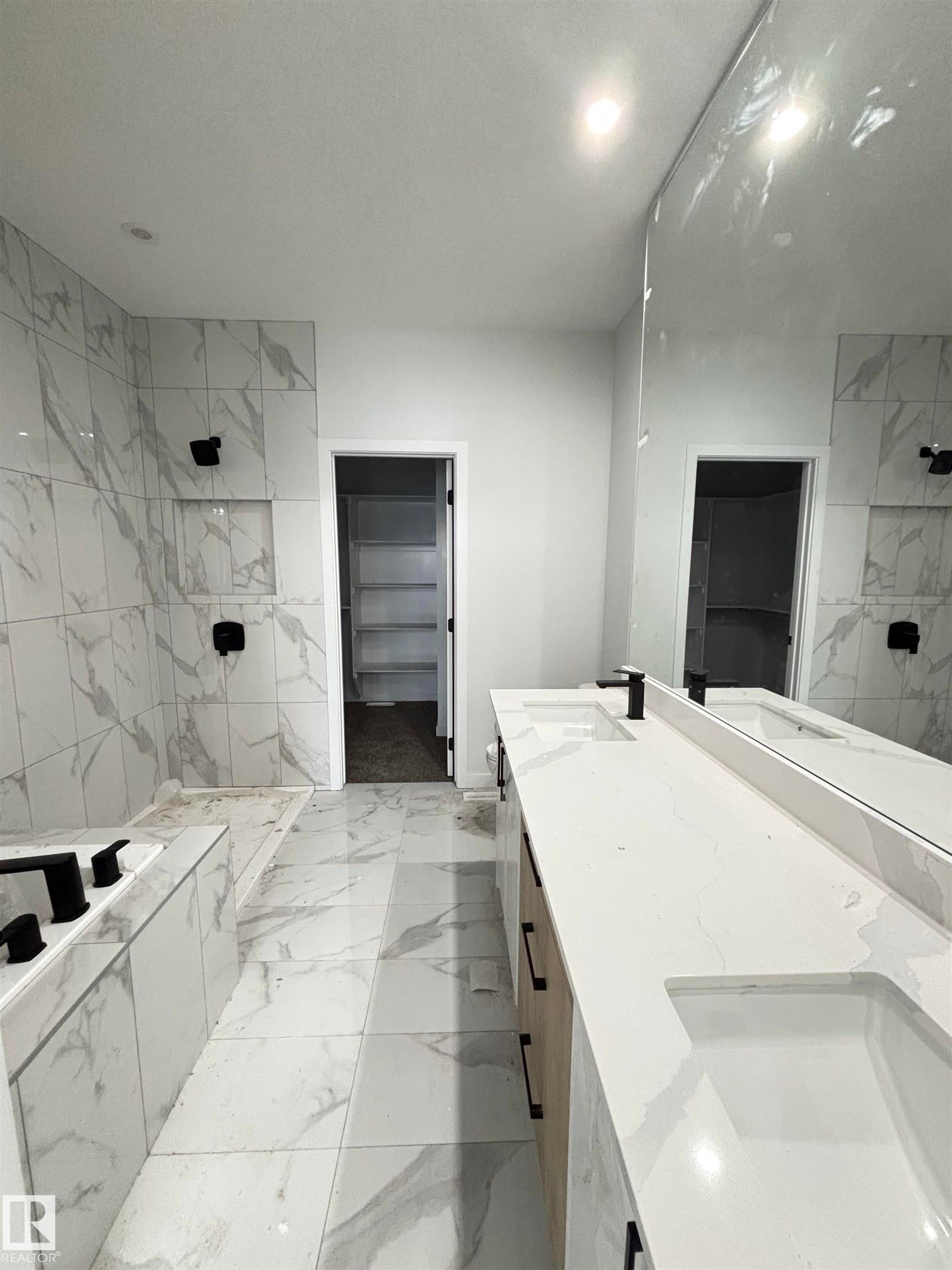 1527 Siskin Link Link, Edmonton, AB - Indoor Photo Showing Bathroom