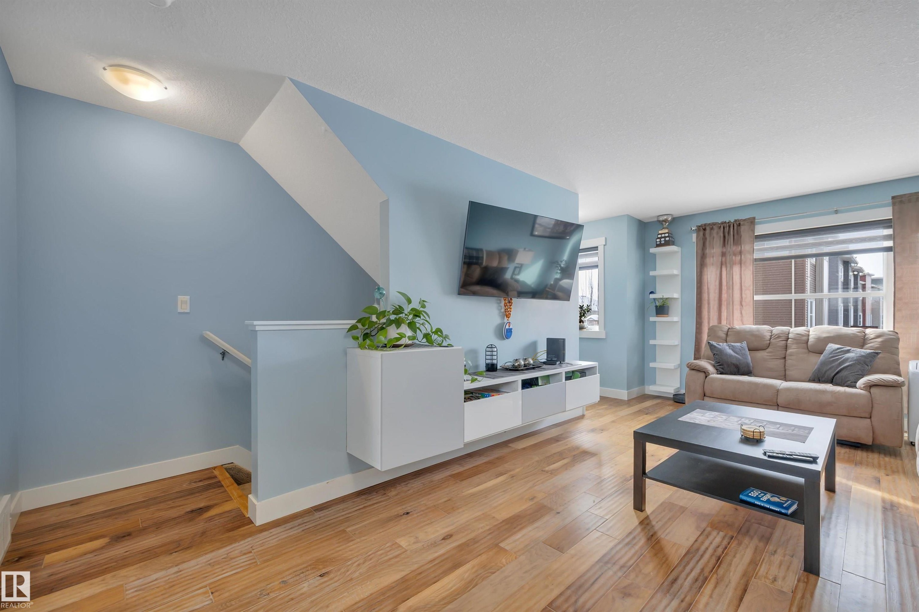255 401 Southfork Drive, Leduc, AB - Indoor Photo Showing Living Room