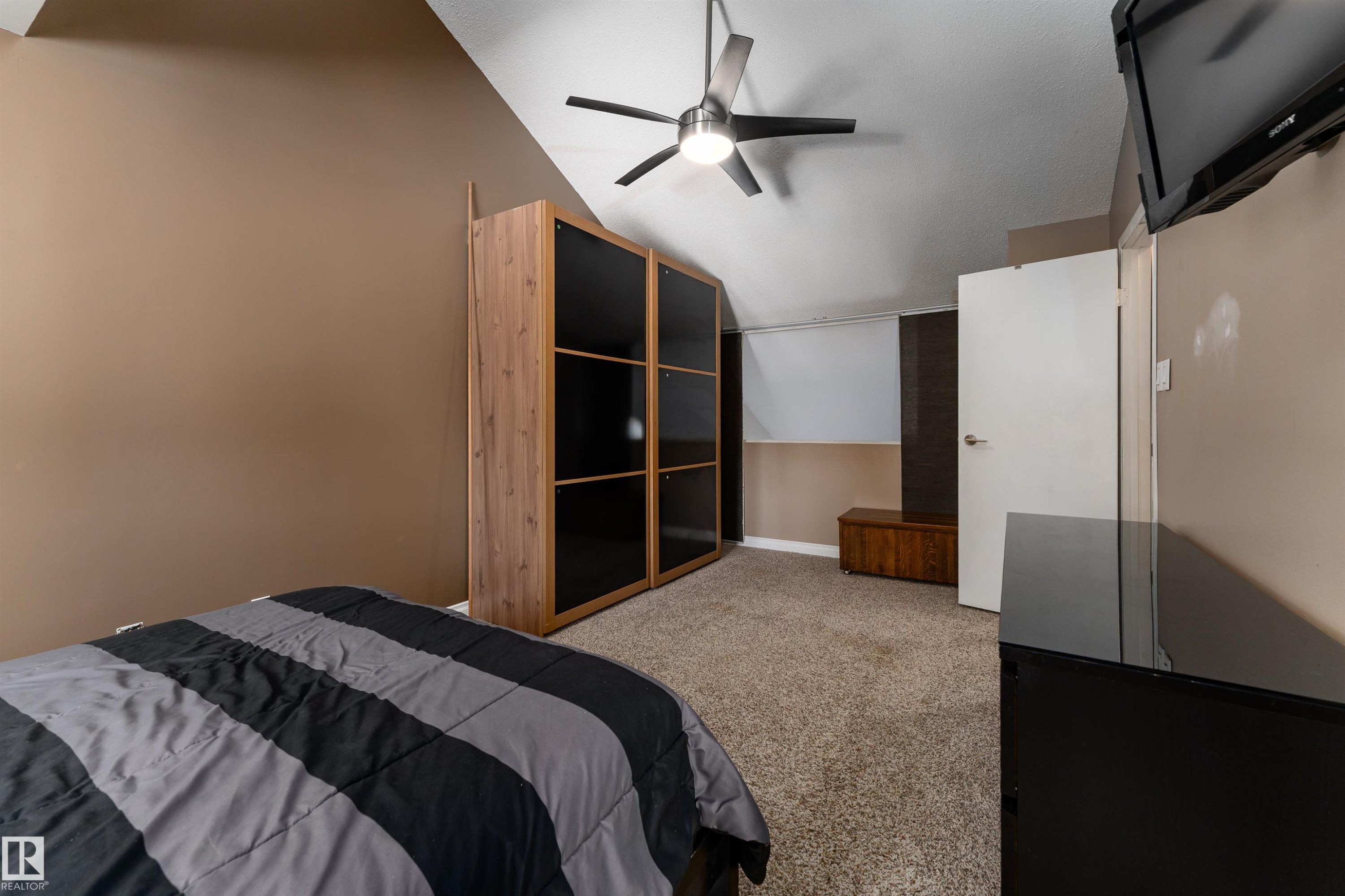 5359 Hill View Crescent, Edmonton, AB - Indoor Photo Showing Bedroom