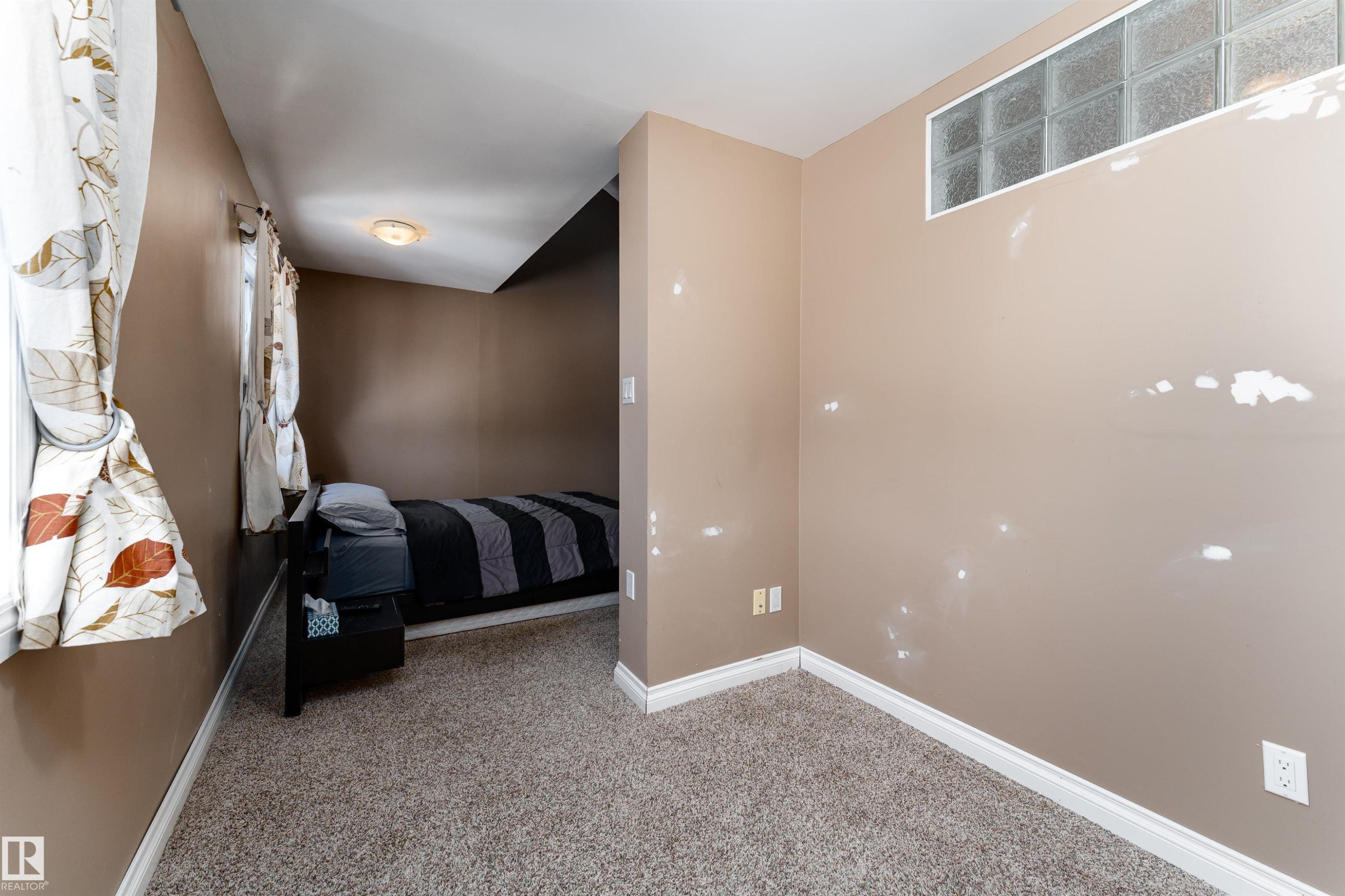 5359 Hill View Crescent, Edmonton, AB - Indoor Photo Showing Other Room