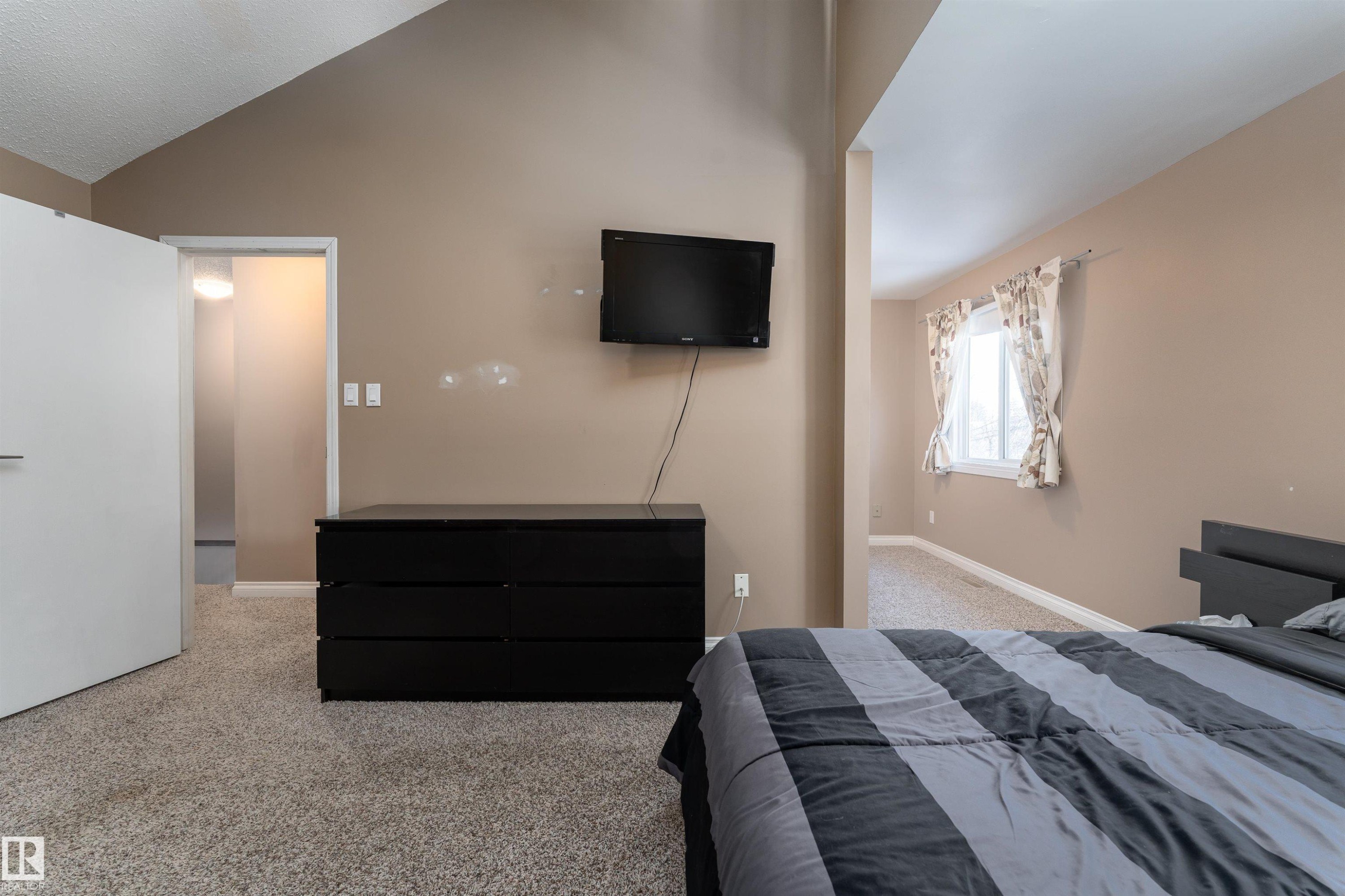 5359 Hill View Crescent, Edmonton, AB - Indoor Photo Showing Bedroom